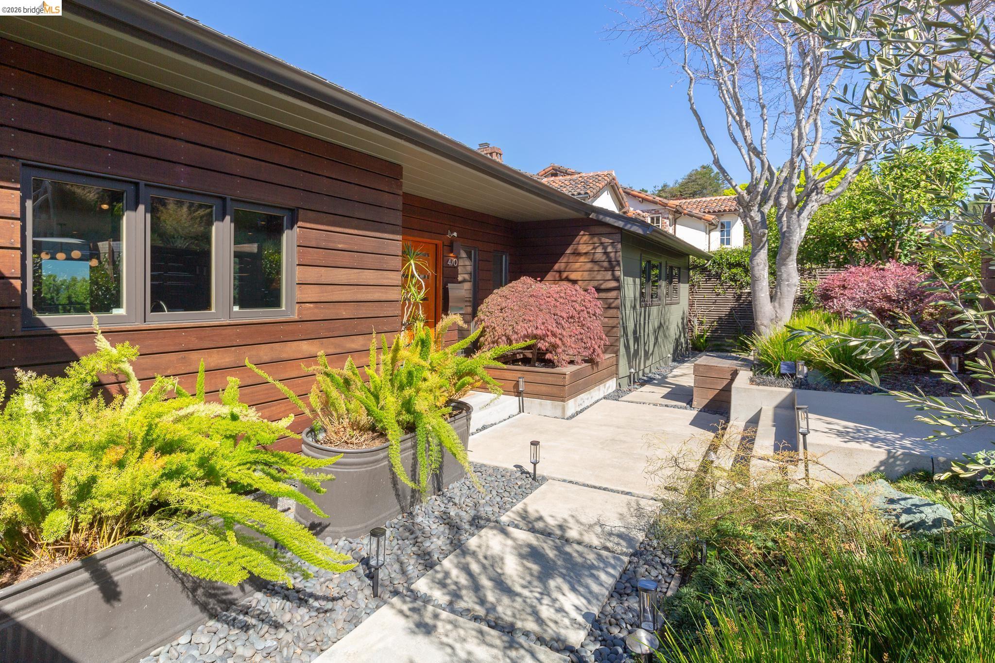 Detail Gallery Image 5 of 59 For 470 Spruce St, Berkeley,  CA 94708 - 5 Beds | 3 Baths