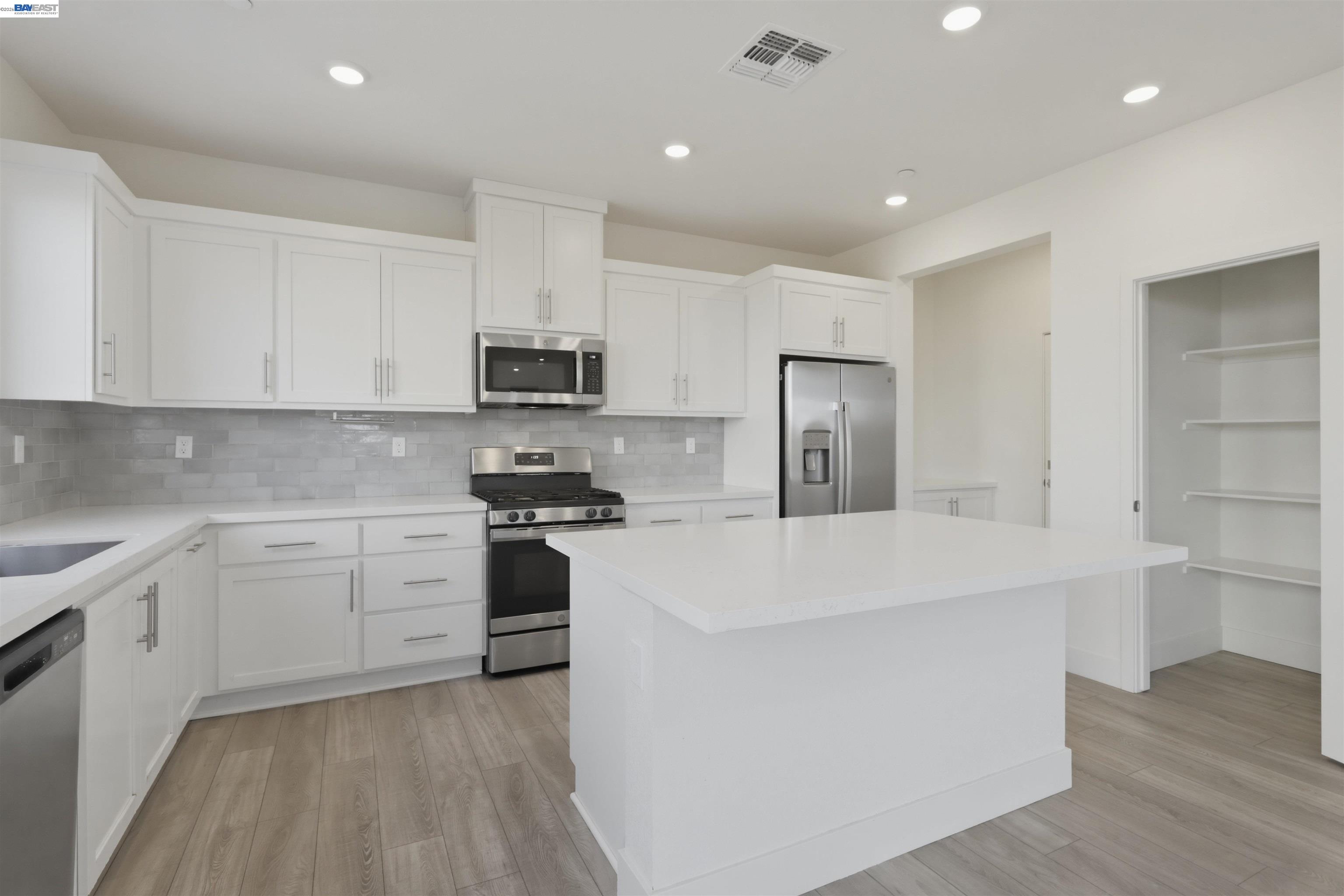 Detail Gallery Image 3 of 18 For 464 Coolcrest Dr, Oakley,  CA 94561 - 4 Beds | 3 Baths