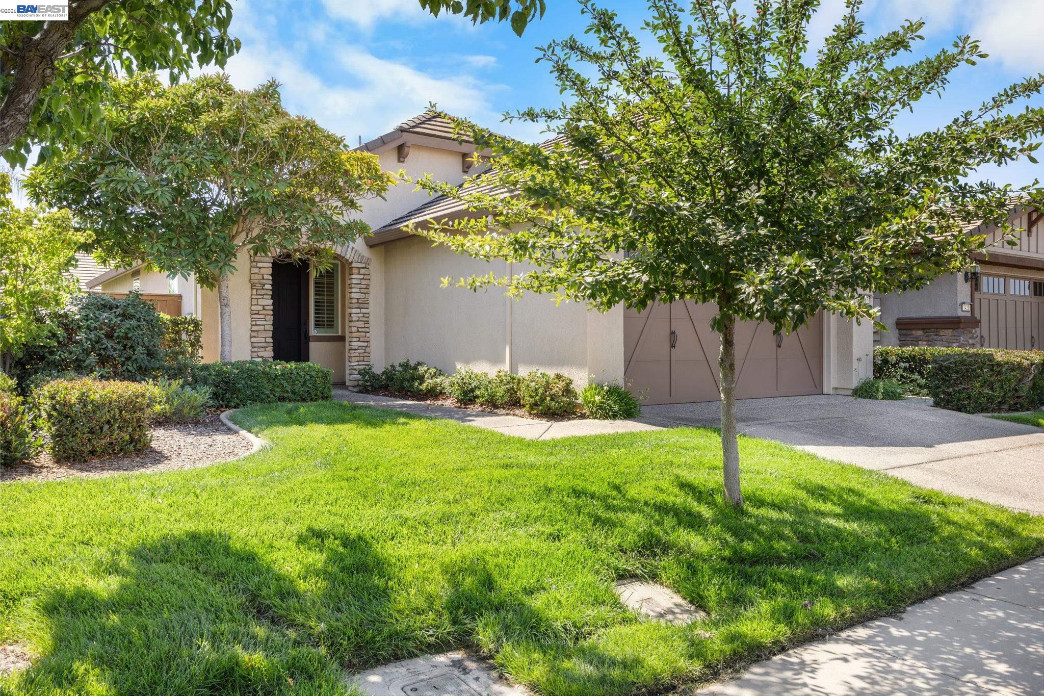 Detail Gallery Image 2 of 31 For 7417 Chatsworth Cir, Elk Grove,  CA 95757 - 2 Beds | 2 Baths