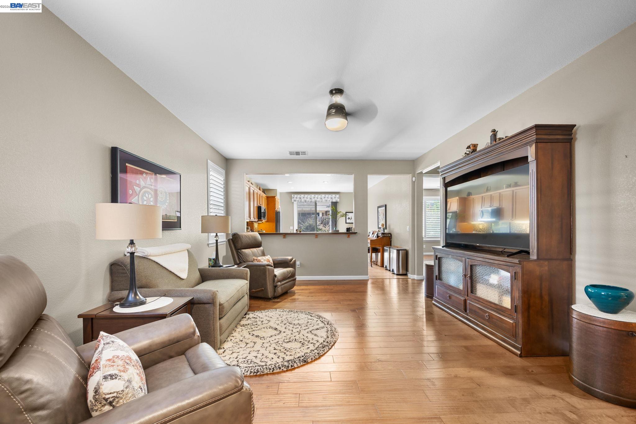 Detail Gallery Image 3 of 31 For 7417 Chatsworth Cir, Elk Grove,  CA 95757 - 2 Beds | 2 Baths