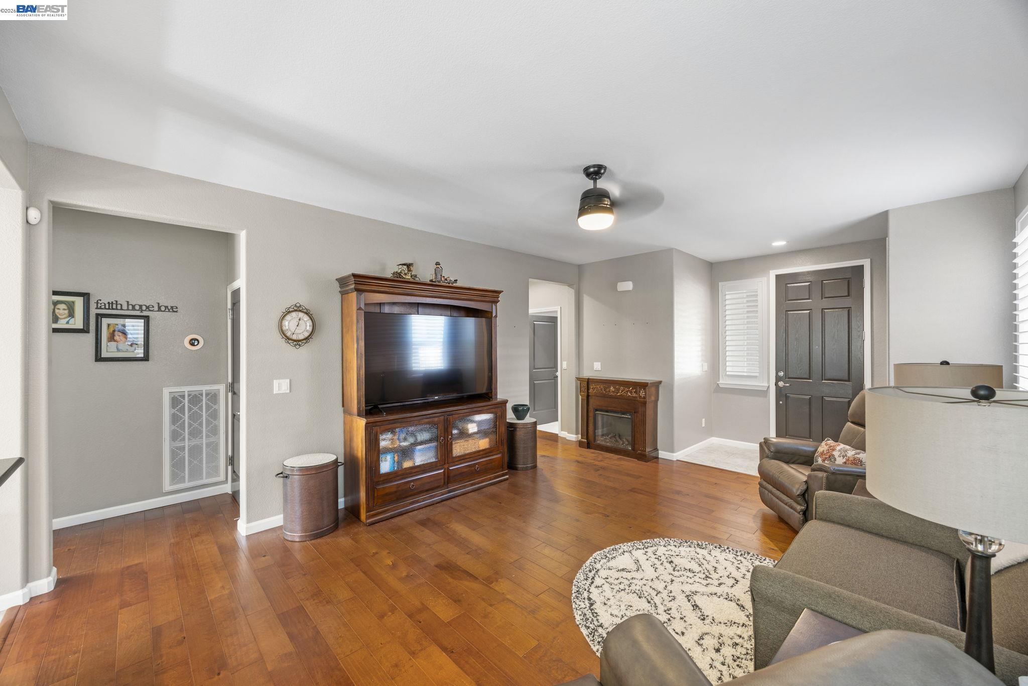 Detail Gallery Image 8 of 31 For 7417 Chatsworth Cir, Elk Grove,  CA 95757 - 2 Beds | 2 Baths