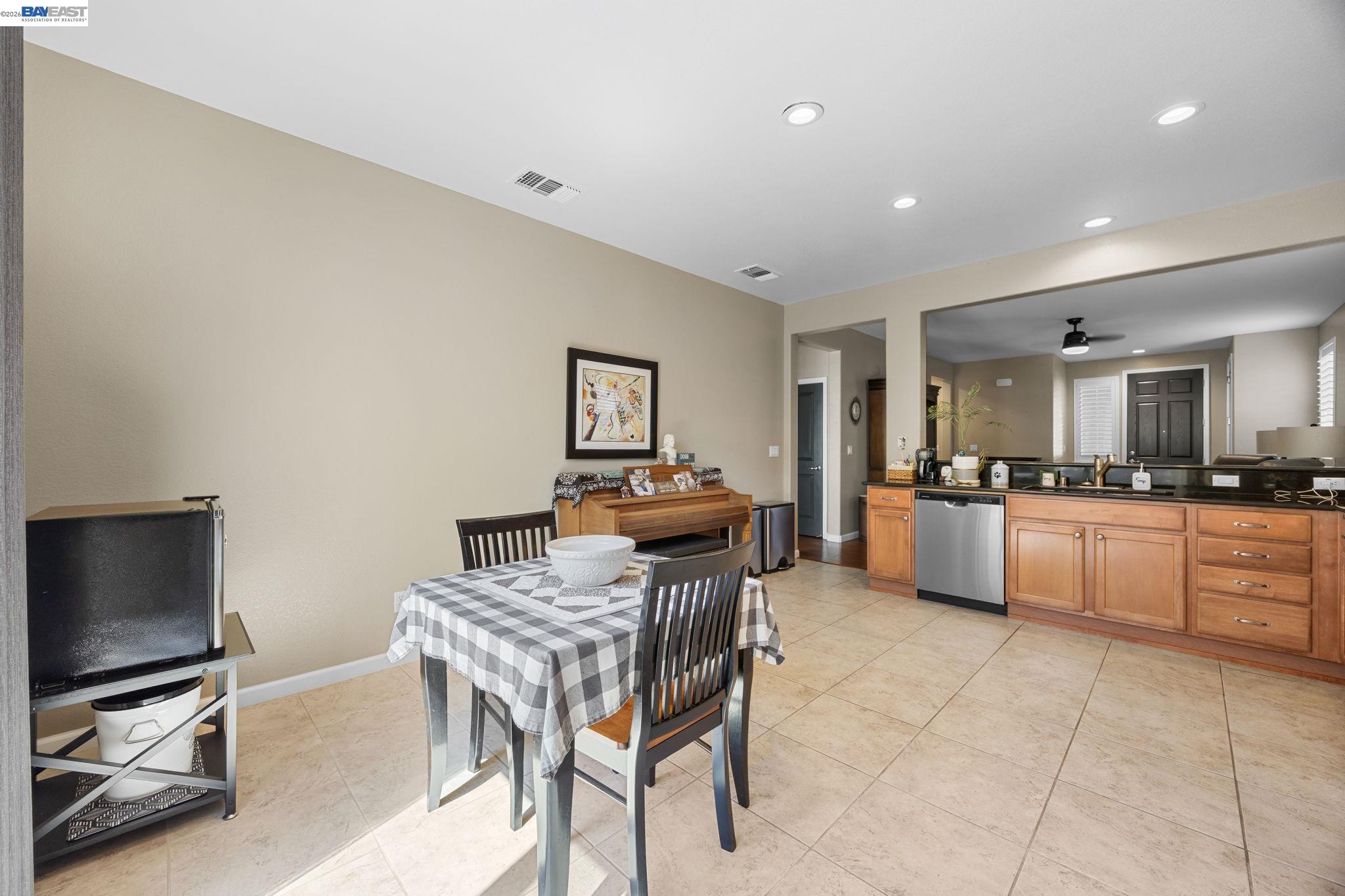 Detail Gallery Image 9 of 31 For 7417 Chatsworth Cir, Elk Grove,  CA 95757 - 2 Beds | 2 Baths