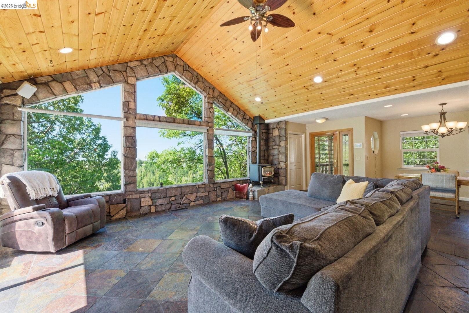 Detail Gallery Image 11 of 60 For 19722 Westview Dr, Twain Harte,  CA 95383 - 4 Beds | 4/1 Baths