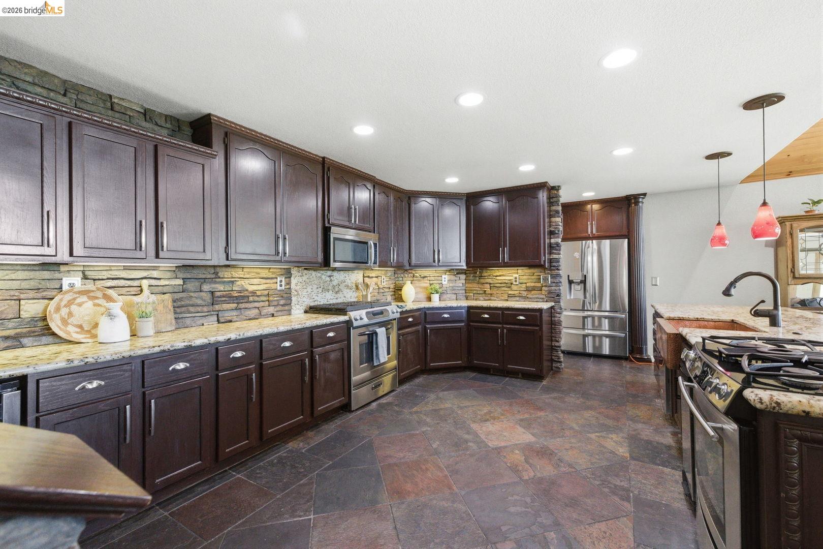 Detail Gallery Image 14 of 60 For 19722 Westview Dr, Twain Harte,  CA 95383 - 4 Beds | 4/1 Baths