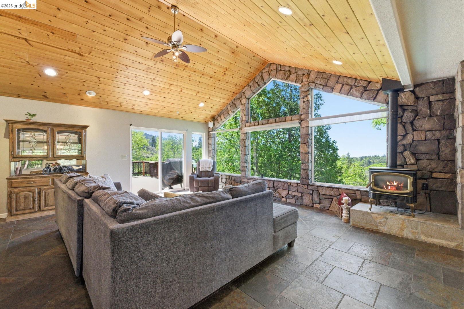 Detail Gallery Image 10 of 60 For 19722 Westview Dr, Twain Harte,  CA 95383 - 4 Beds | 4/1 Baths