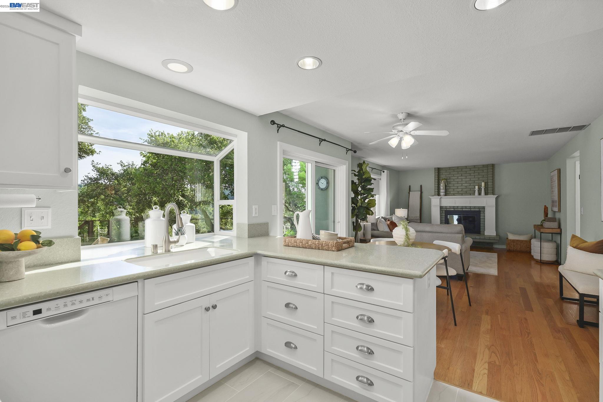 Detail Gallery Image 11 of 27 For 6034 Slopeview Ct, Castro Valley,  CA 94552 - 4 Beds | 2/1 Baths