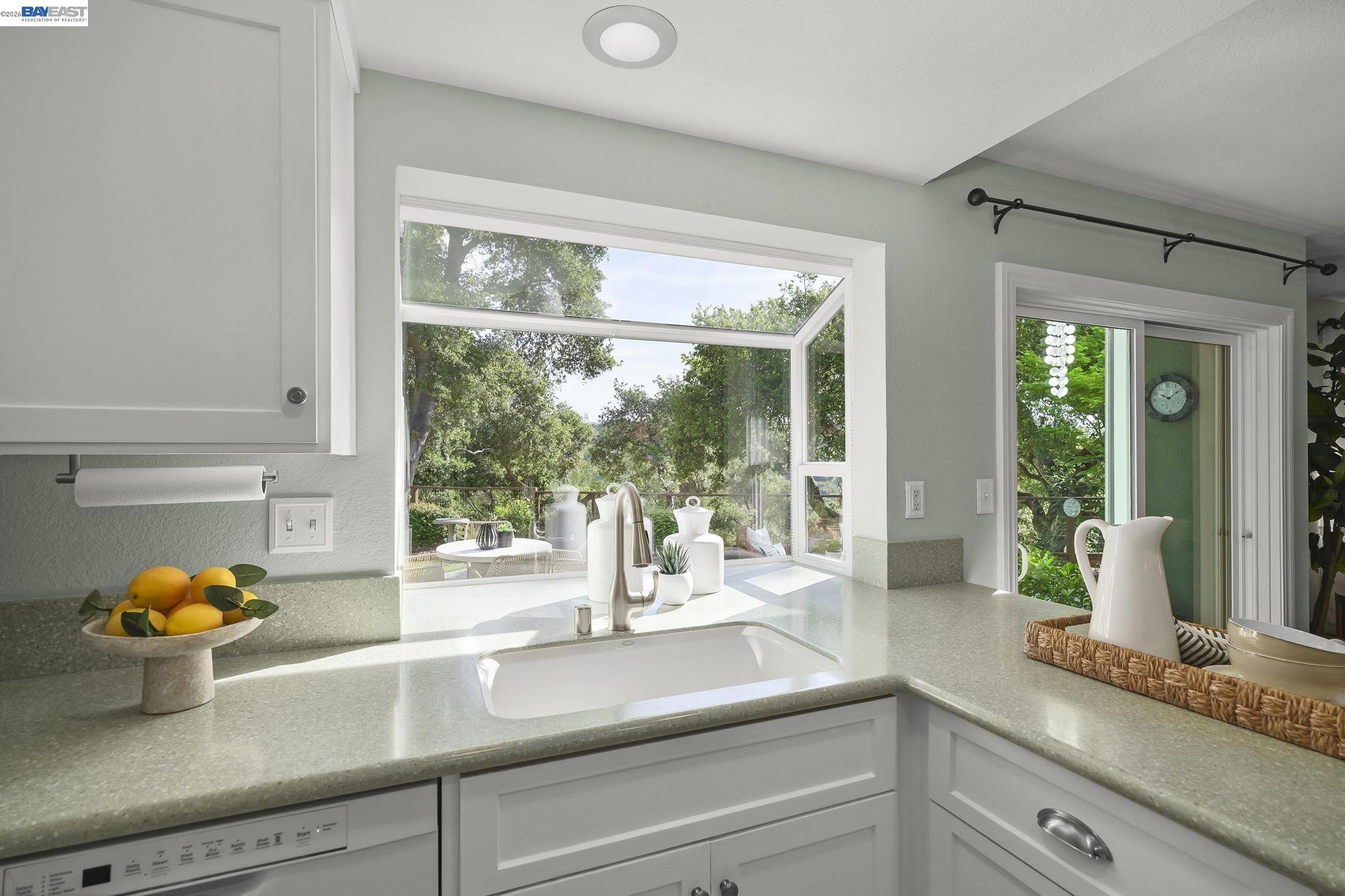 Detail Gallery Image 12 of 27 For 6034 Slopeview Ct, Castro Valley,  CA 94552 - 4 Beds | 2/1 Baths