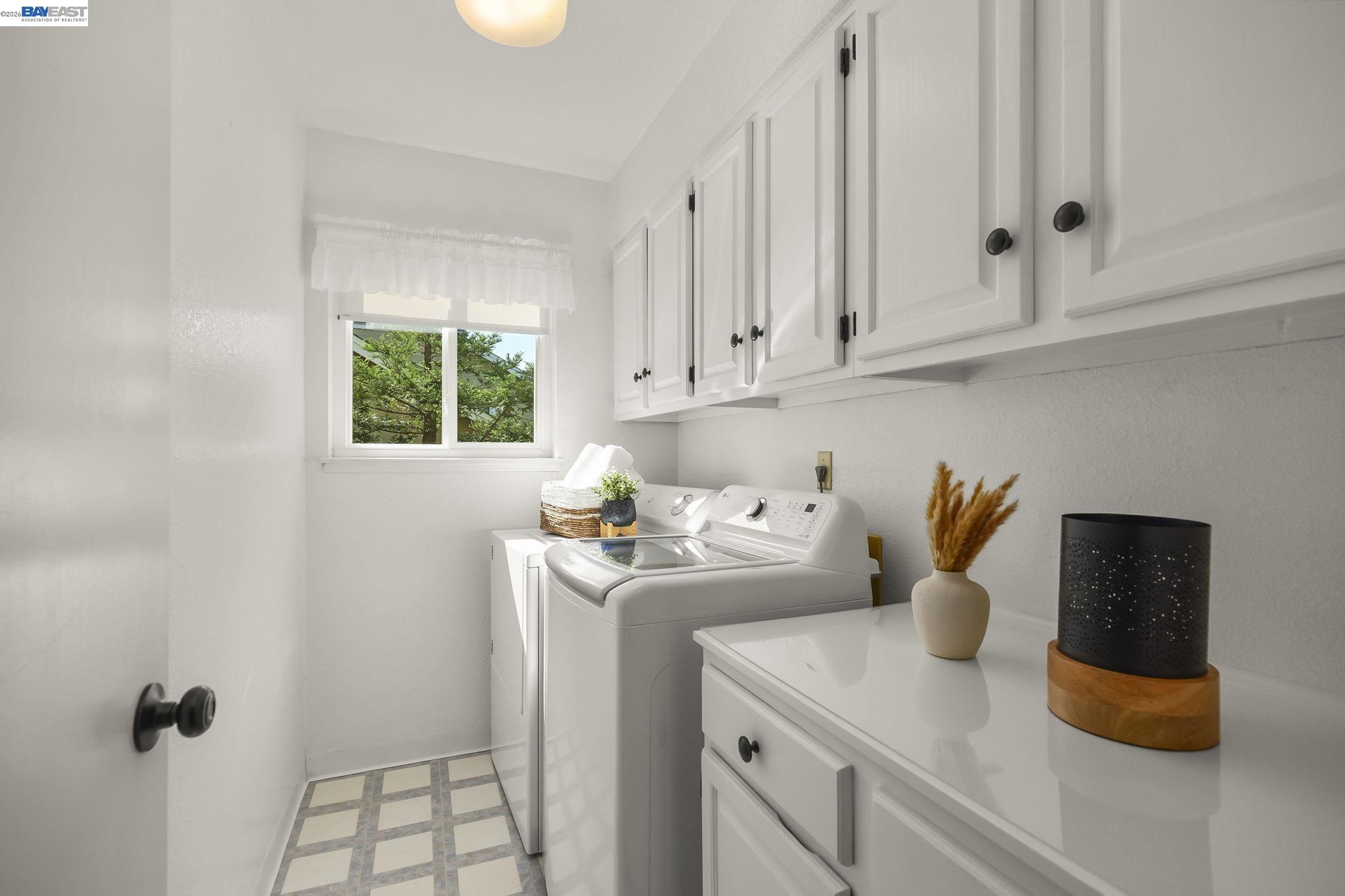 Detail Gallery Image 13 of 27 For 6034 Slopeview Ct, Castro Valley,  CA 94552 - 4 Beds | 2/1 Baths