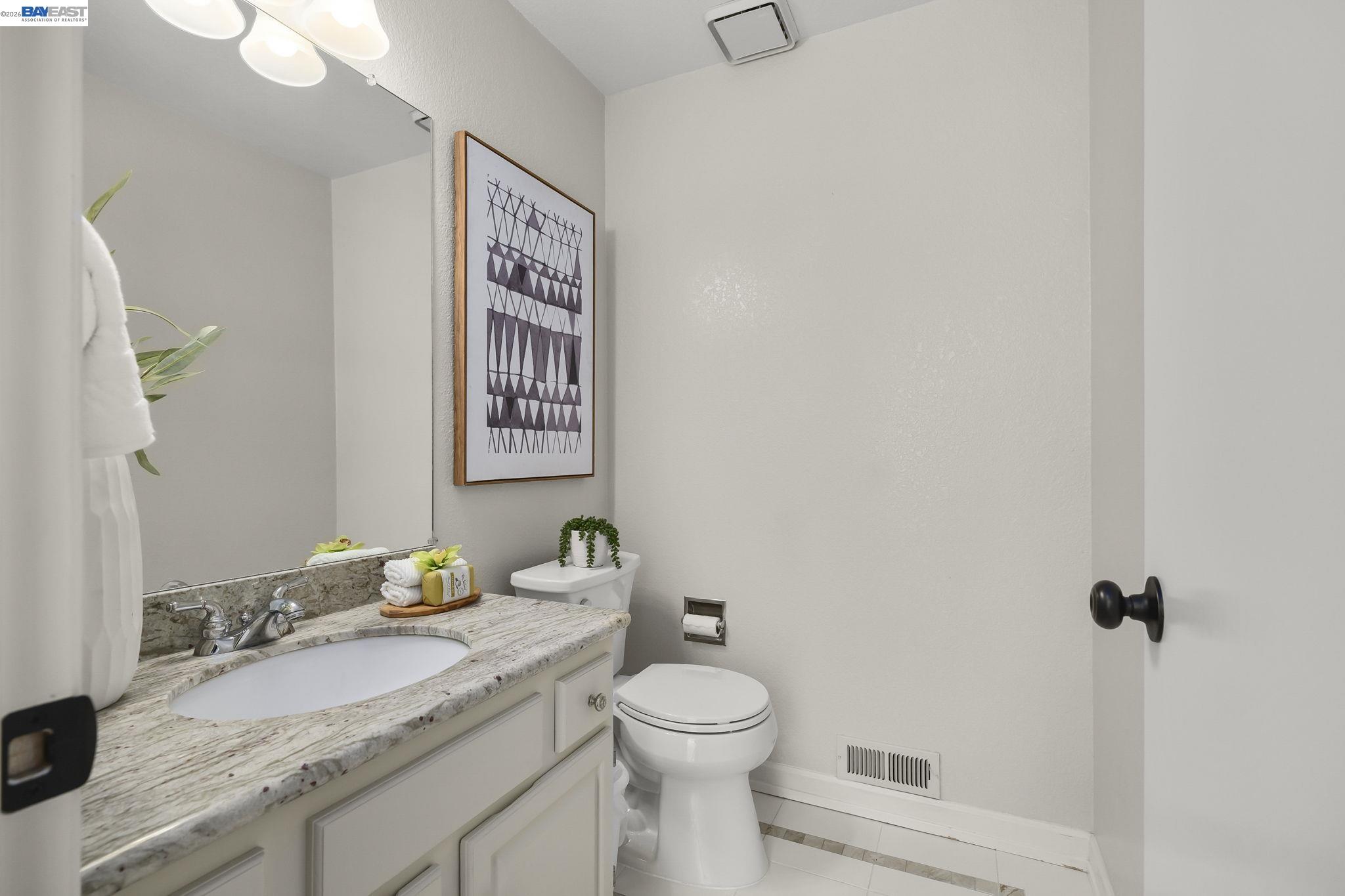 Detail Gallery Image 14 of 27 For 6034 Slopeview Ct, Castro Valley,  CA 94552 - 4 Beds | 2/1 Baths