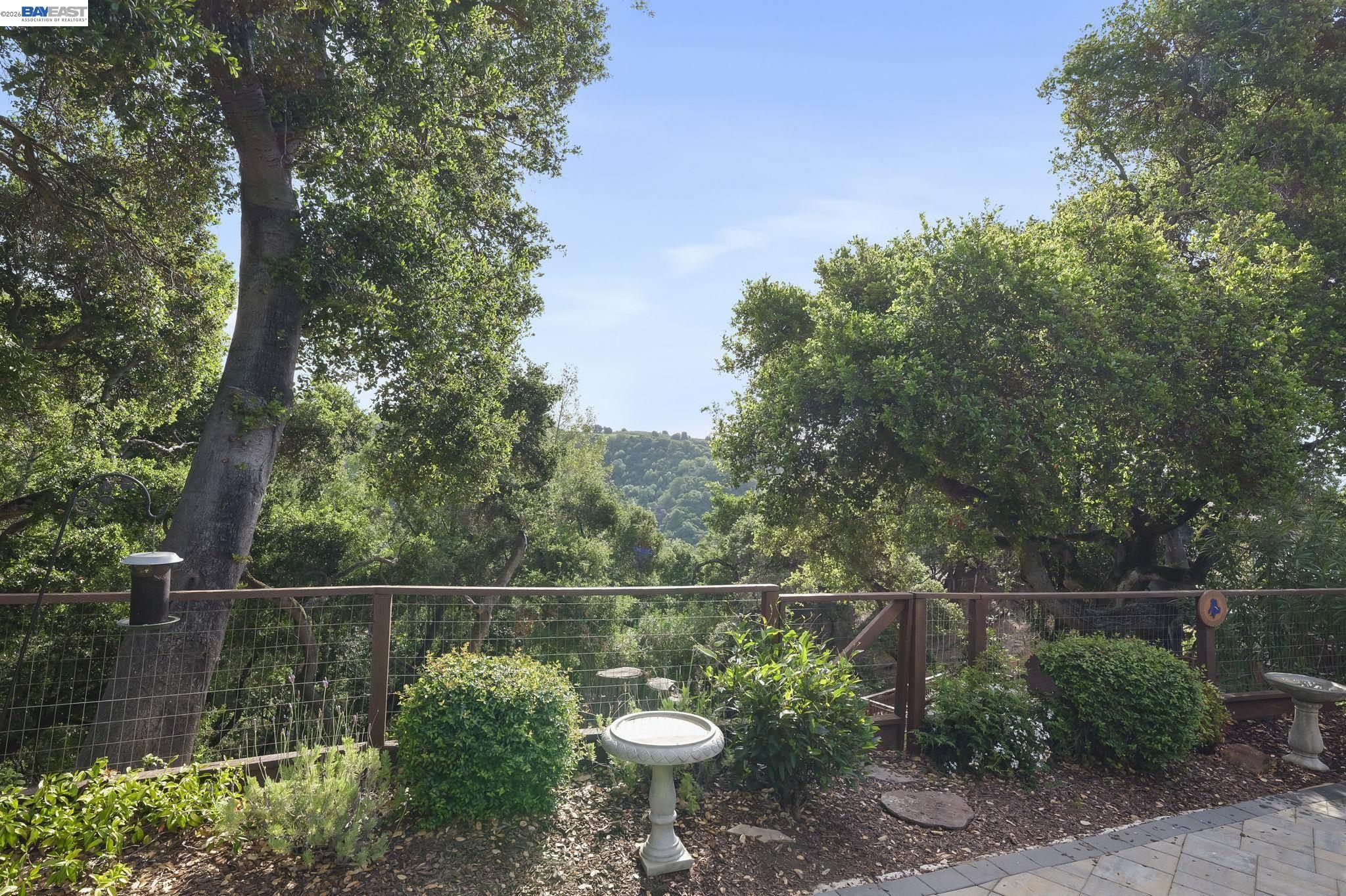 Detail Gallery Image 25 of 27 For 6034 Slopeview Ct, Castro Valley,  CA 94552 - 4 Beds | 2/1 Baths