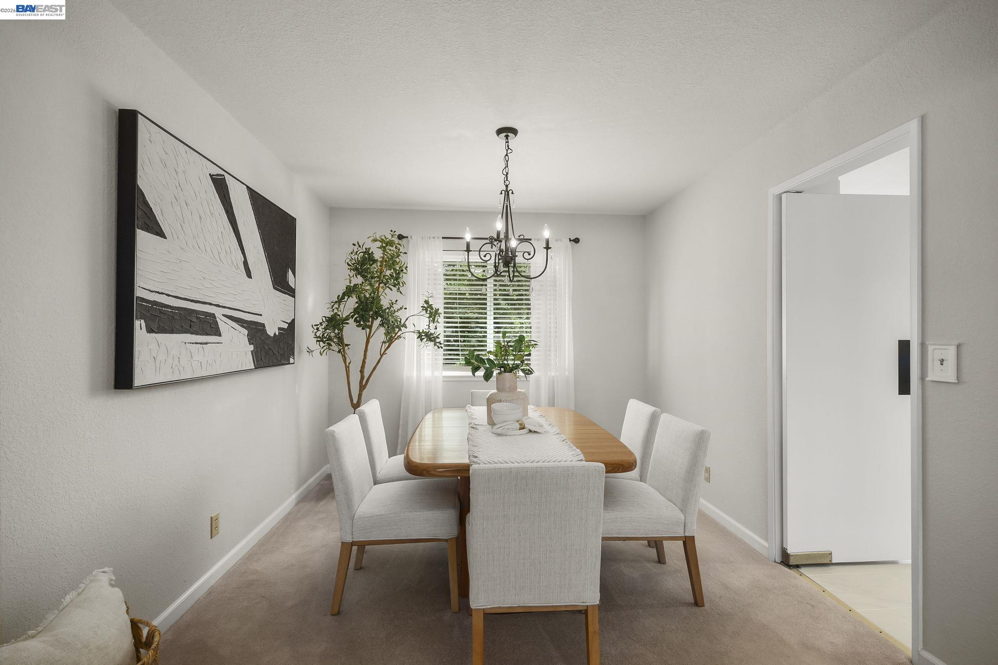 Detail Gallery Image 7 of 27 For 6034 Slopeview Ct, Castro Valley,  CA 94552 - 4 Beds | 2/1 Baths