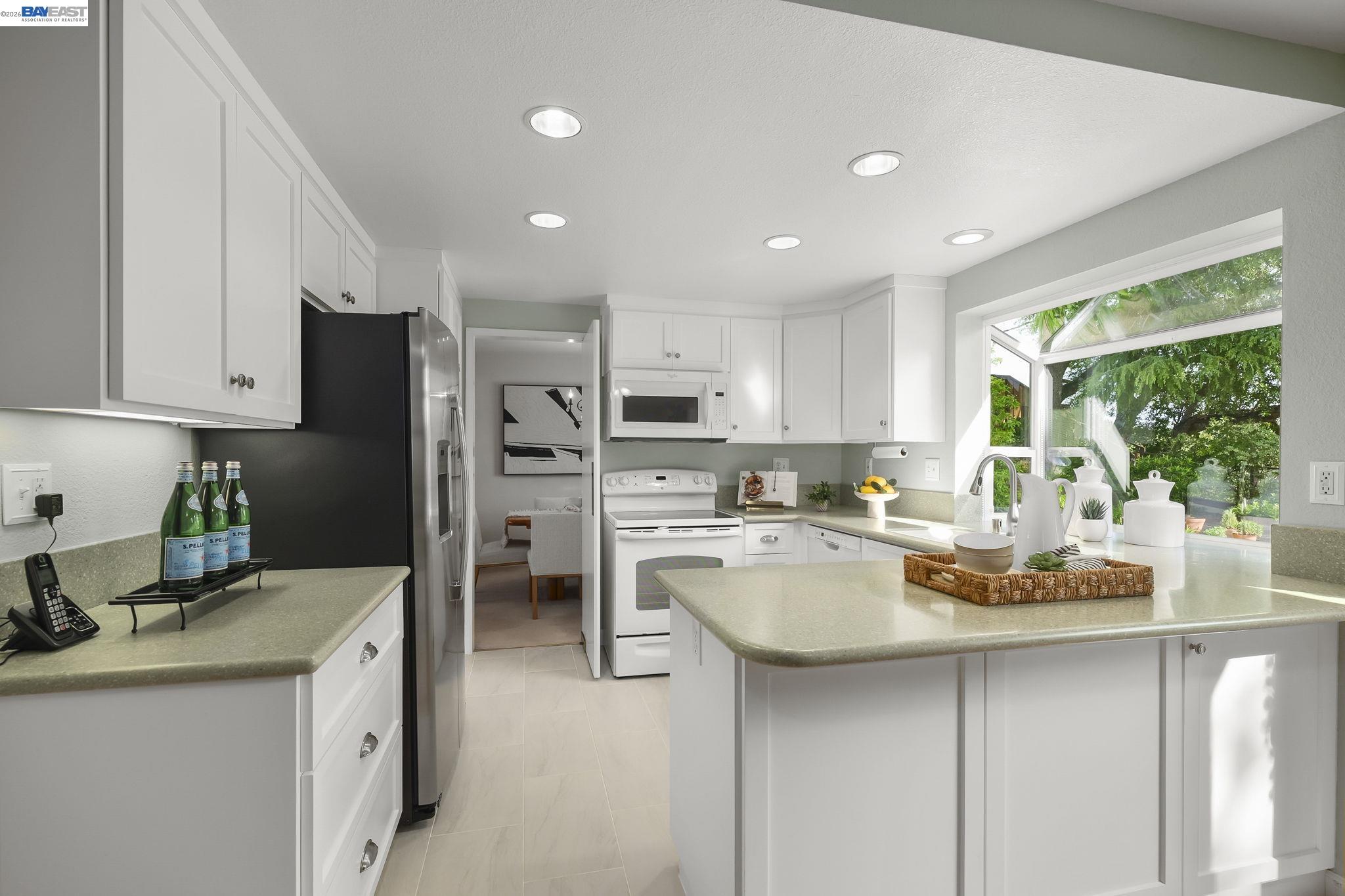 Detail Gallery Image 8 of 27 For 6034 Slopeview Ct, Castro Valley,  CA 94552 - 4 Beds | 2/1 Baths