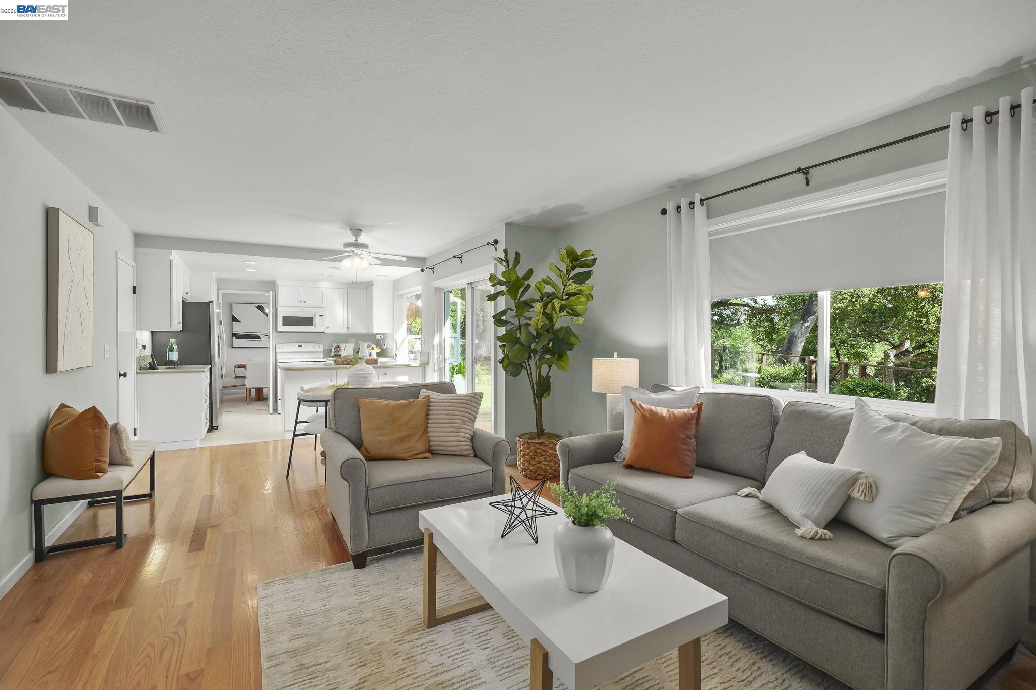 Detail Gallery Image 9 of 27 For 6034 Slopeview Ct, Castro Valley,  CA 94552 - 4 Beds | 2/1 Baths