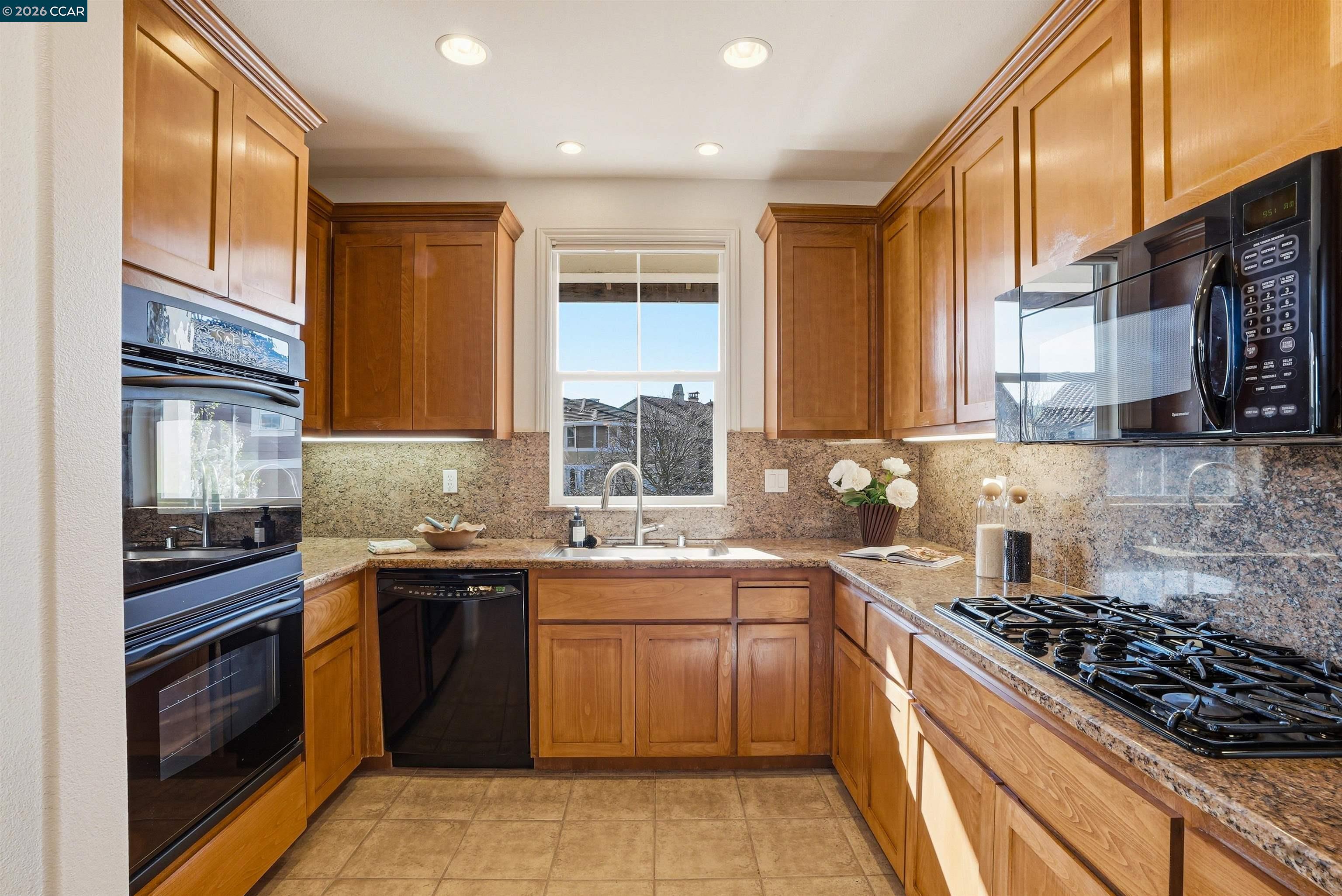 Detail Gallery Image 15 of 52 For 6560 Deerfield Dr, Vallejo,  CA 94591 - 3 Beds | 3 Baths