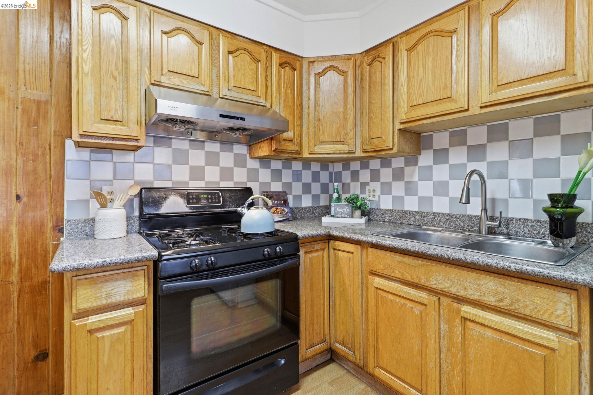 Detail Gallery Image 7 of 22 For 3114 Suter St, Oakland,  CA 94602 - 3 Beds | 2 Baths