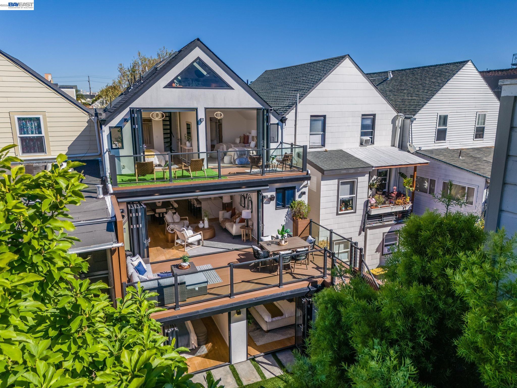 Detail Gallery Image 2 of 59 For 2975 Cesar Chavez St, San Francisco,  CA 94110 - 5 Beds | 4 Baths