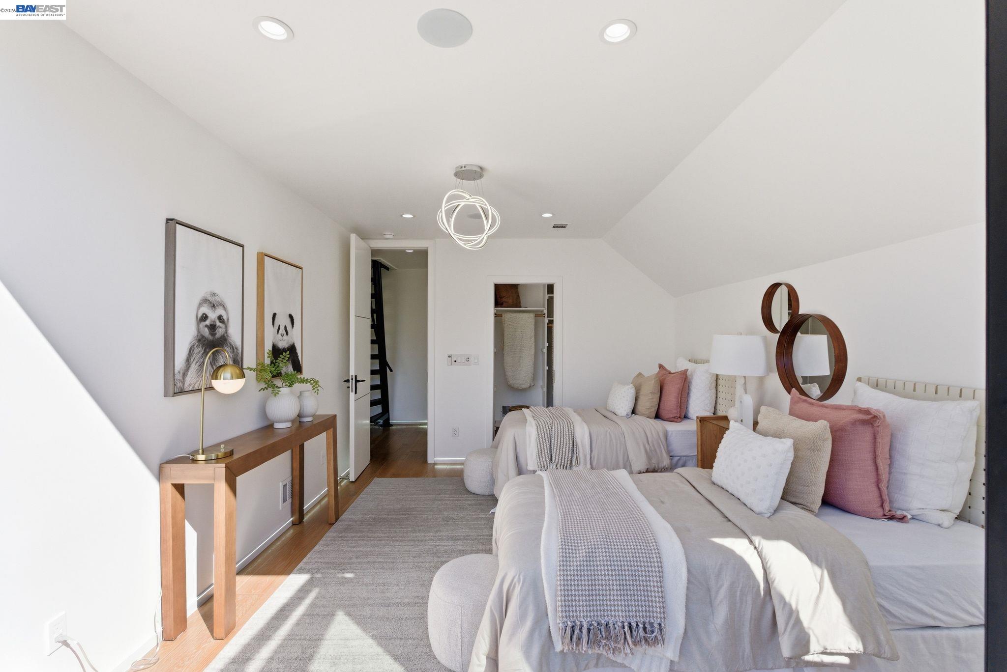 Detail Gallery Image 33 of 59 For 2975 Cesar Chavez St, San Francisco,  CA 94110 - 5 Beds | 4 Baths