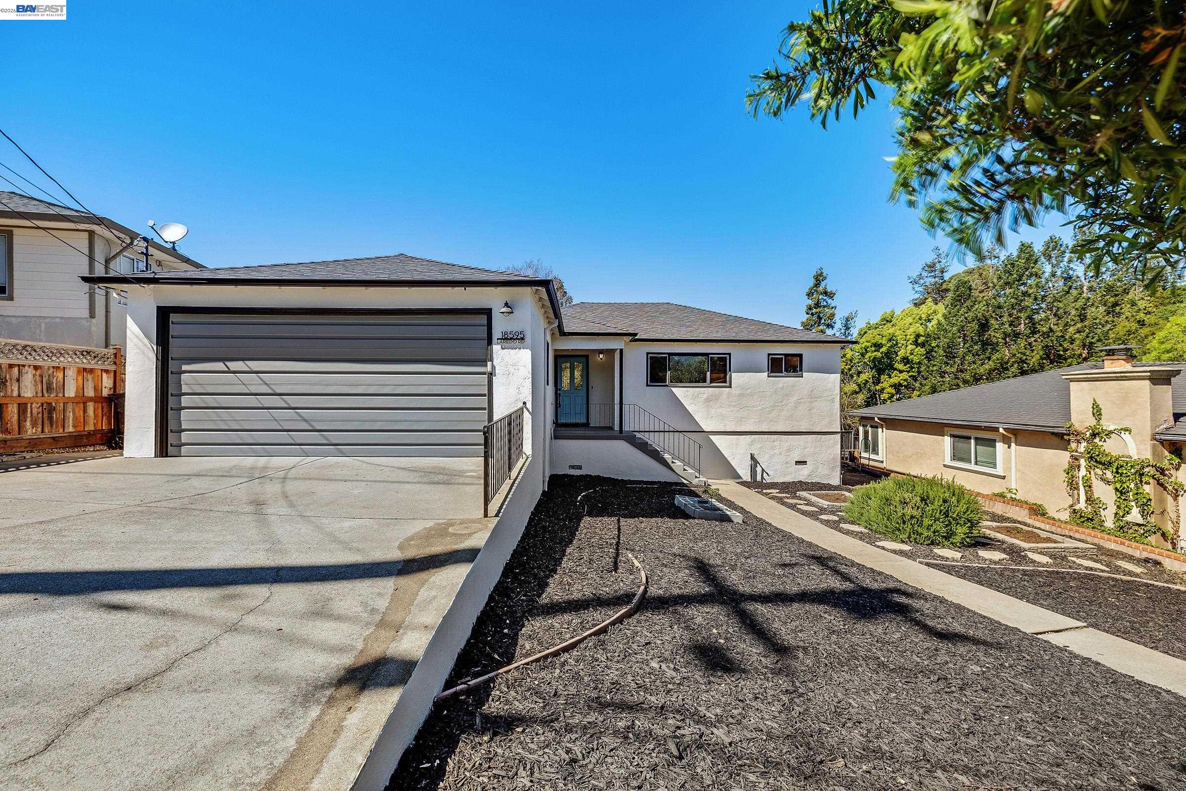 Detail Gallery Image 2 of 26 For 18595 Laredo Rd, Castro Valley,  CA 94546 - 3 Beds | 2 Baths