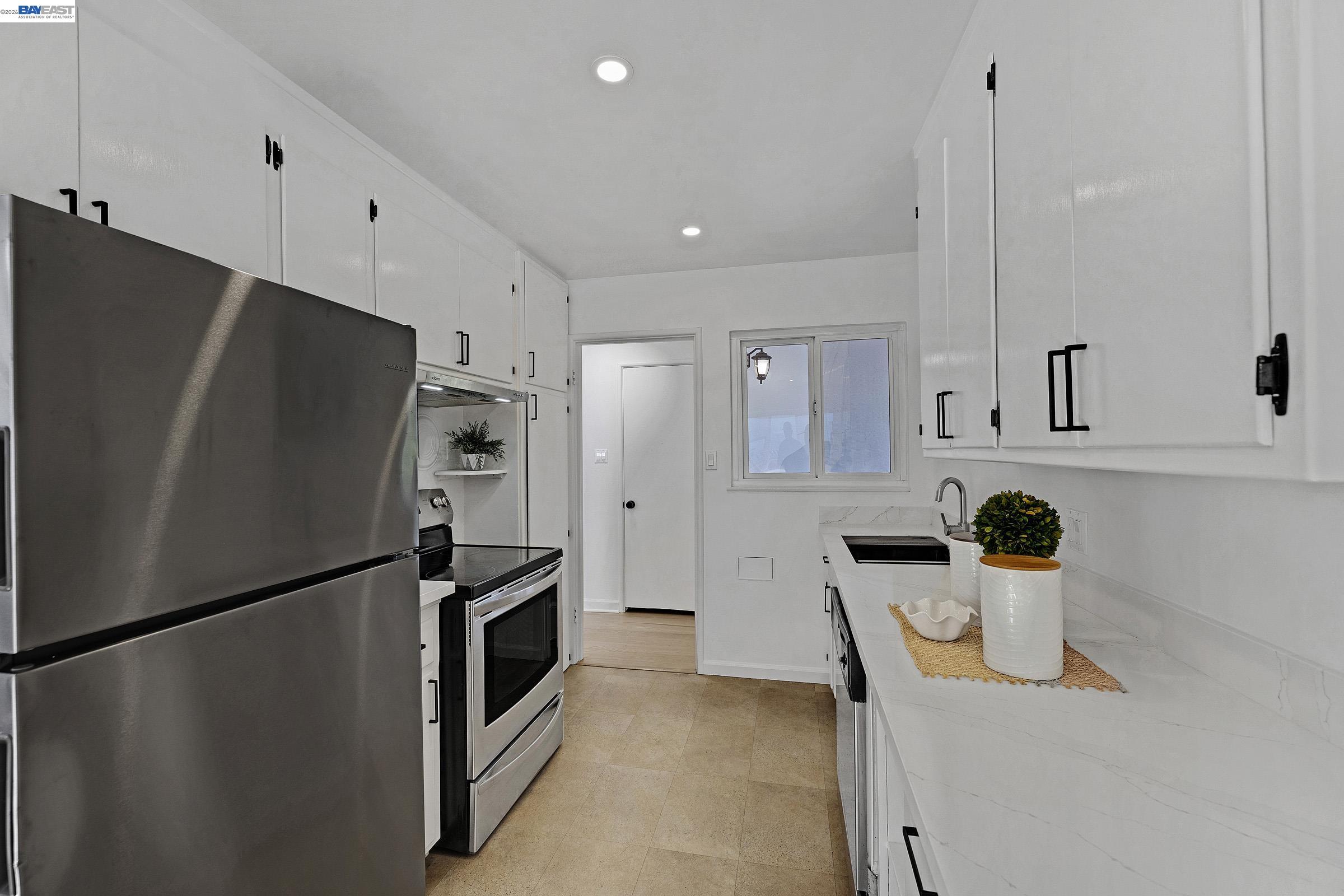 Detail Gallery Image 10 of 26 For 18595 Laredo Rd, Castro Valley,  CA 94546 - 3 Beds | 2 Baths