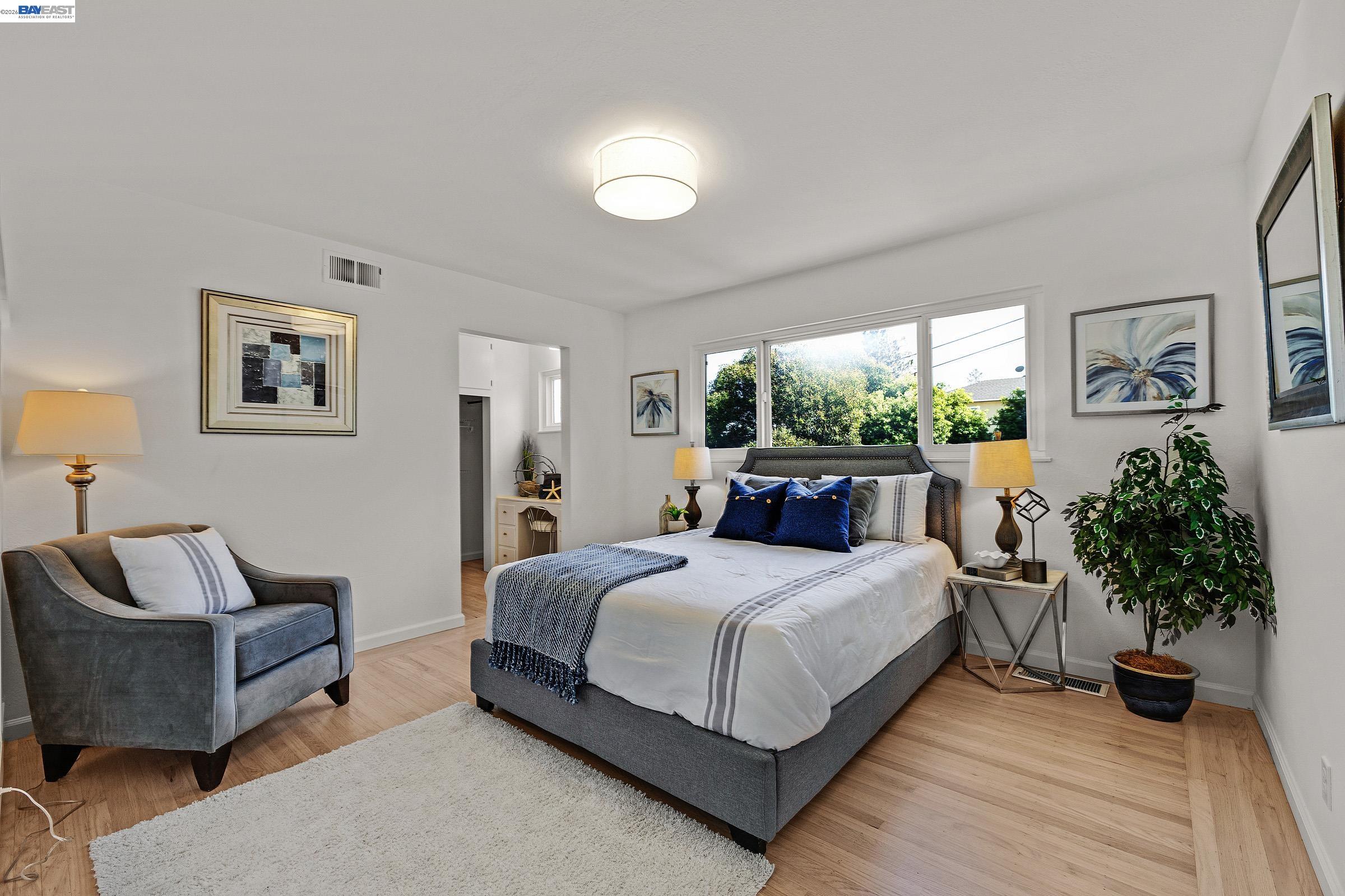 Detail Gallery Image 11 of 26 For 18595 Laredo Rd, Castro Valley,  CA 94546 - 3 Beds | 2 Baths