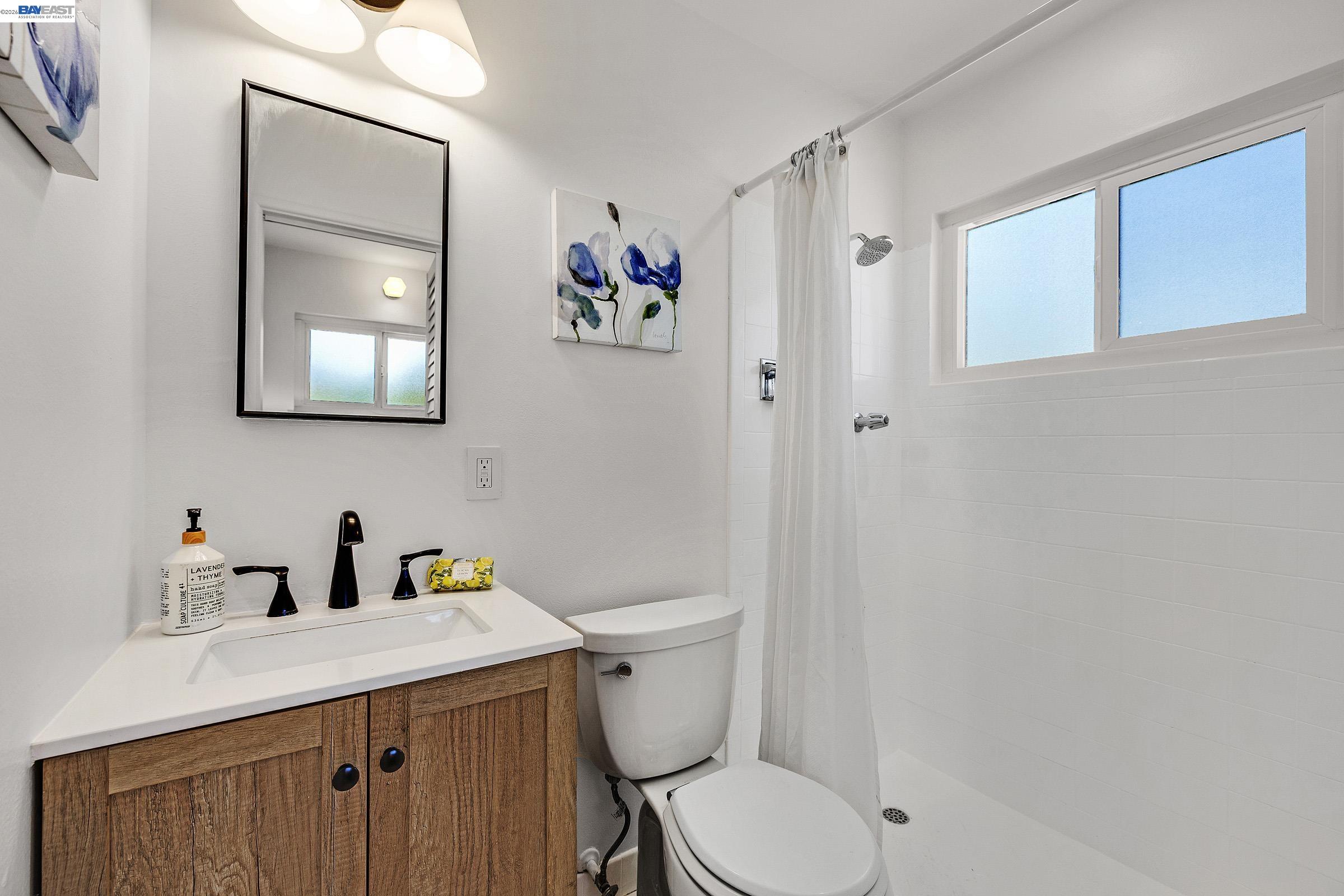 Detail Gallery Image 14 of 26 For 18595 Laredo Rd, Castro Valley,  CA 94546 - 3 Beds | 2 Baths