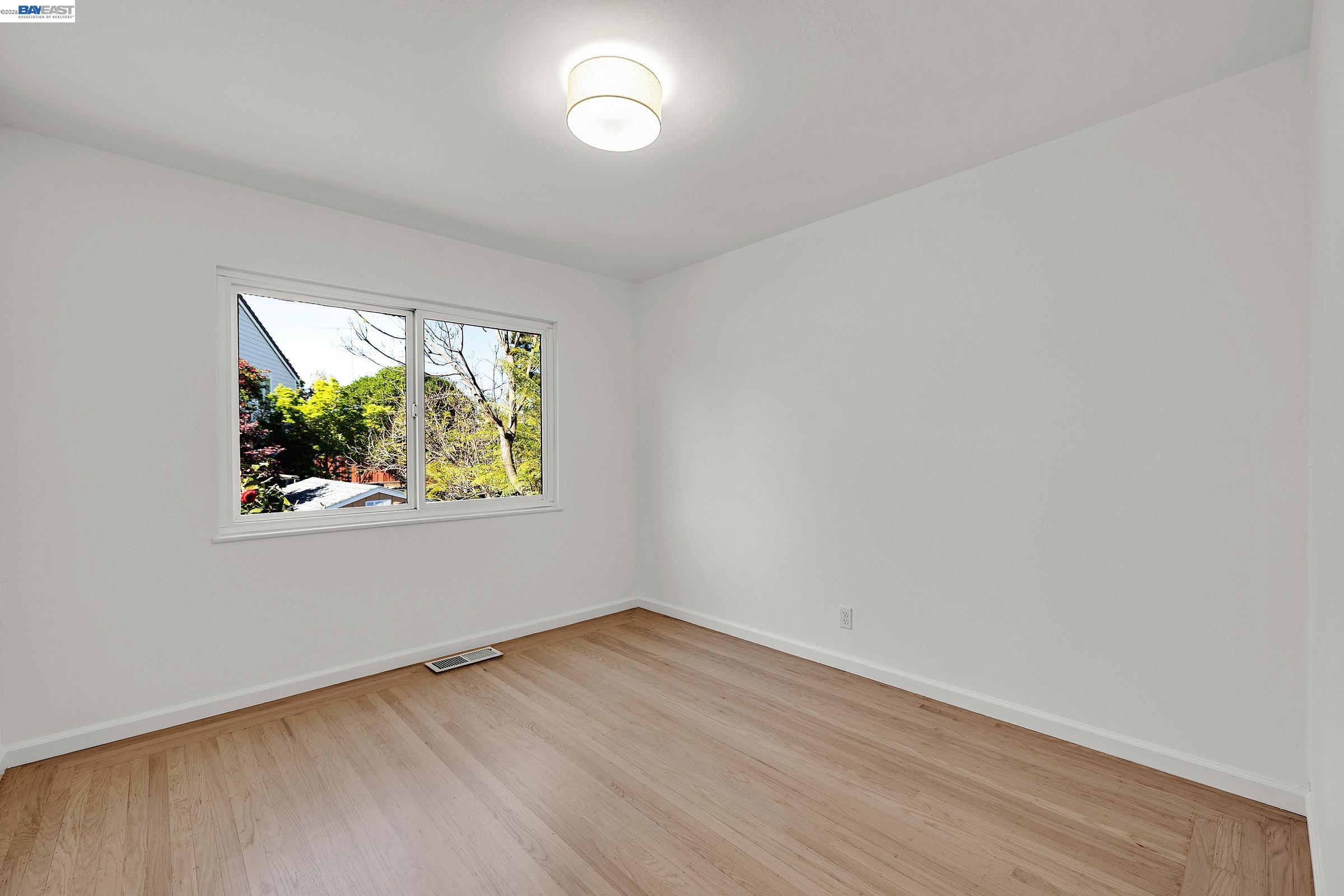 Detail Gallery Image 17 of 26 For 18595 Laredo Rd, Castro Valley,  CA 94546 - 3 Beds | 2 Baths