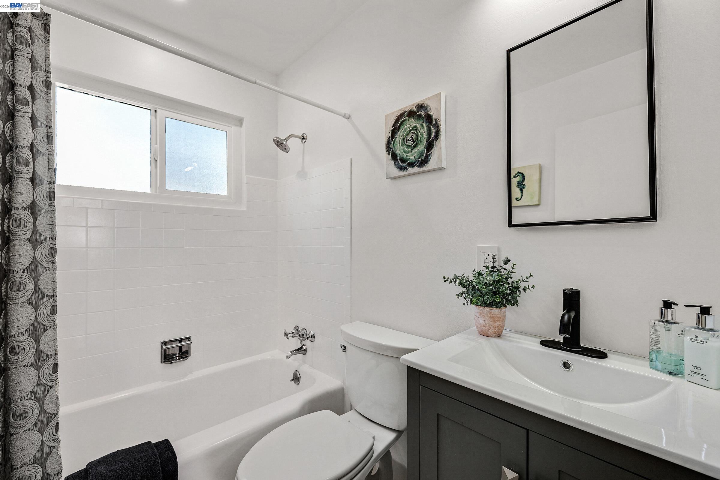 Detail Gallery Image 18 of 26 For 18595 Laredo Rd, Castro Valley,  CA 94546 - 3 Beds | 2 Baths