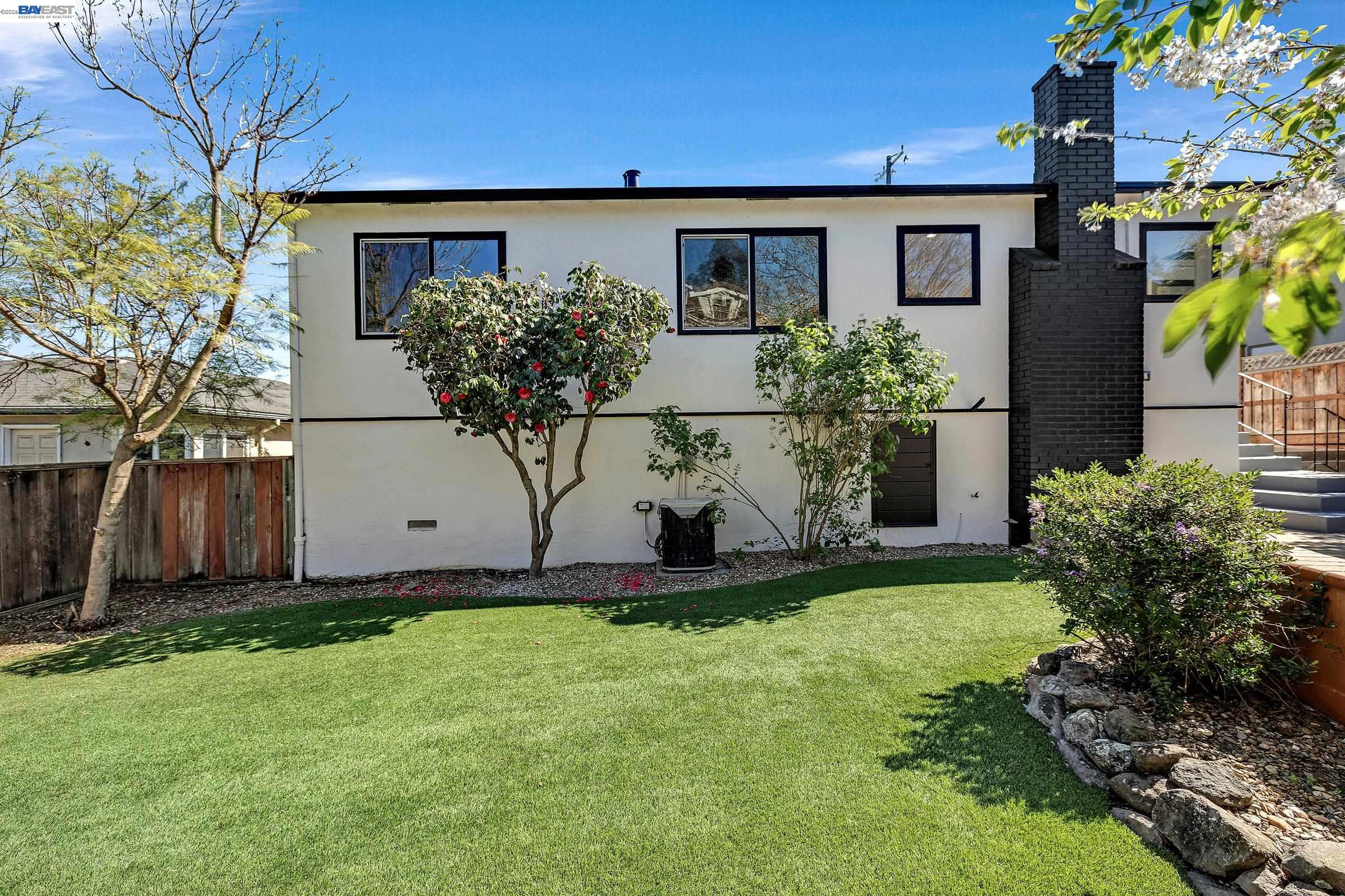 Detail Gallery Image 19 of 26 For 18595 Laredo Rd, Castro Valley,  CA 94546 - 3 Beds | 2 Baths