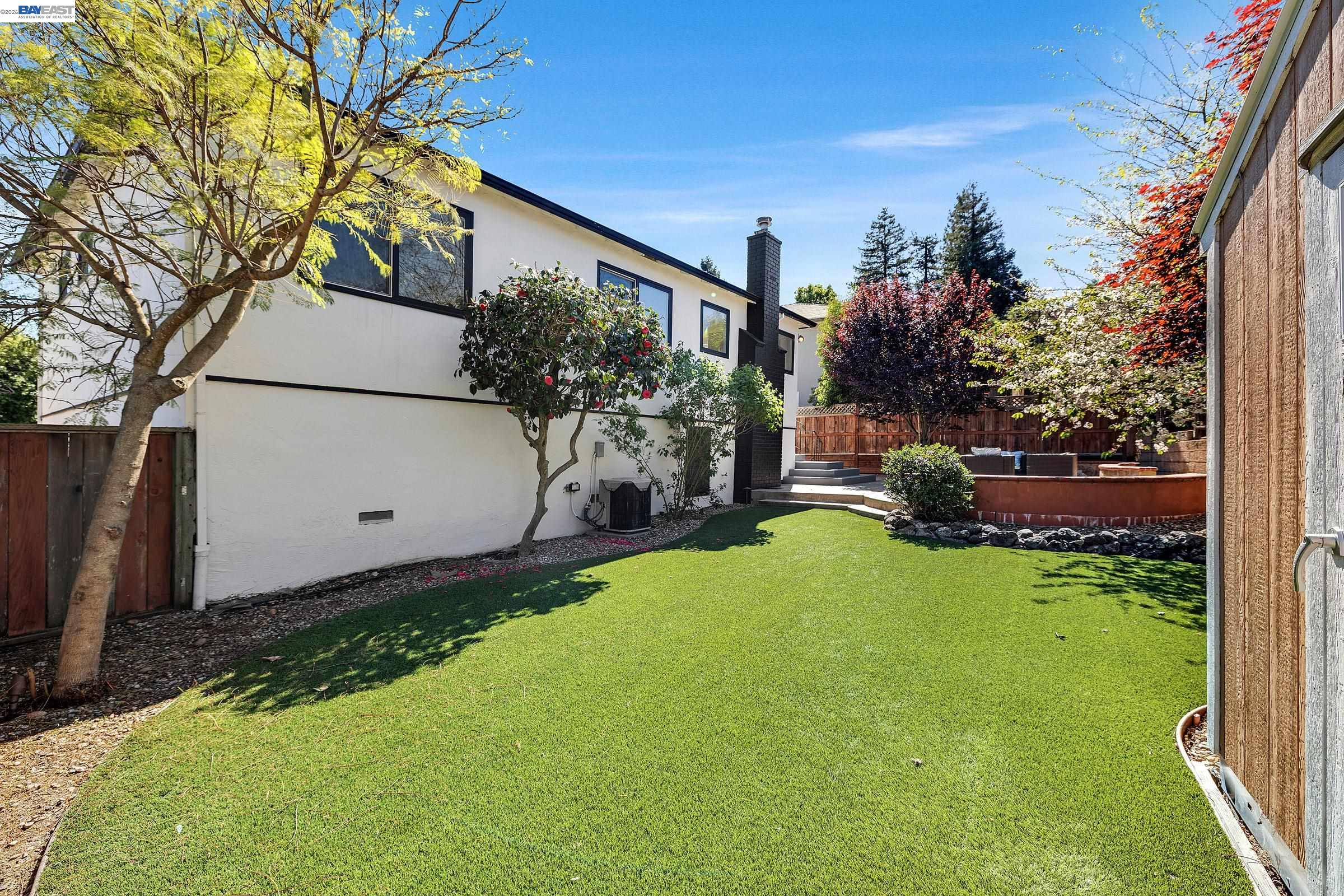 Detail Gallery Image 20 of 26 For 18595 Laredo Rd, Castro Valley,  CA 94546 - 3 Beds | 2 Baths