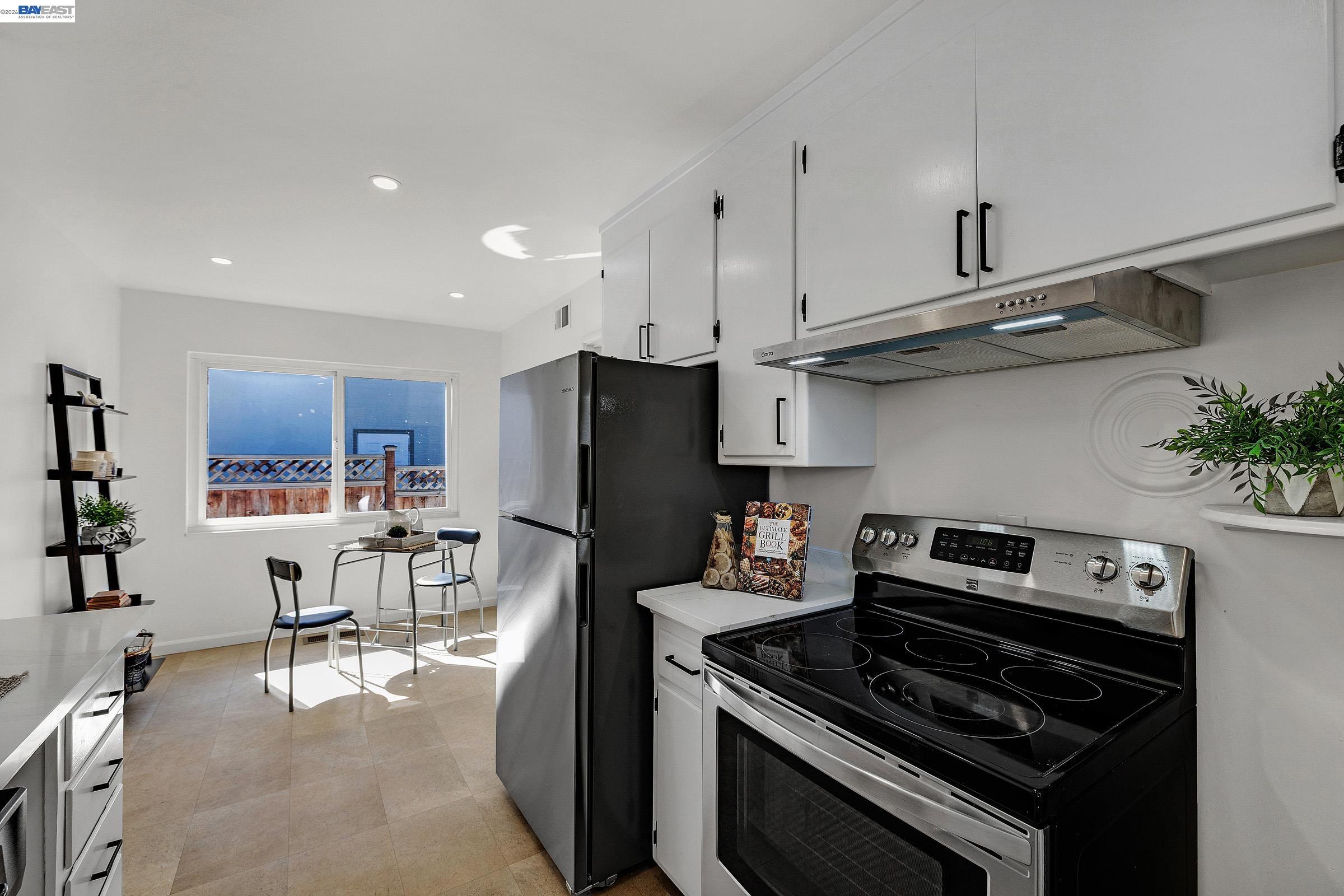 Detail Gallery Image 9 of 26 For 18595 Laredo Rd, Castro Valley,  CA 94546 - 3 Beds | 2 Baths