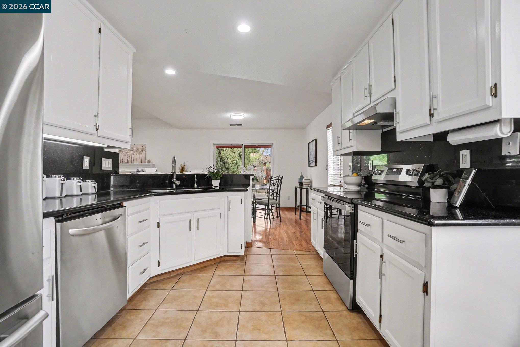 Detail Gallery Image 6 of 19 For 933 Country Run Dr, Martinez,  CA 94553 - 4 Beds | 2/1 Baths