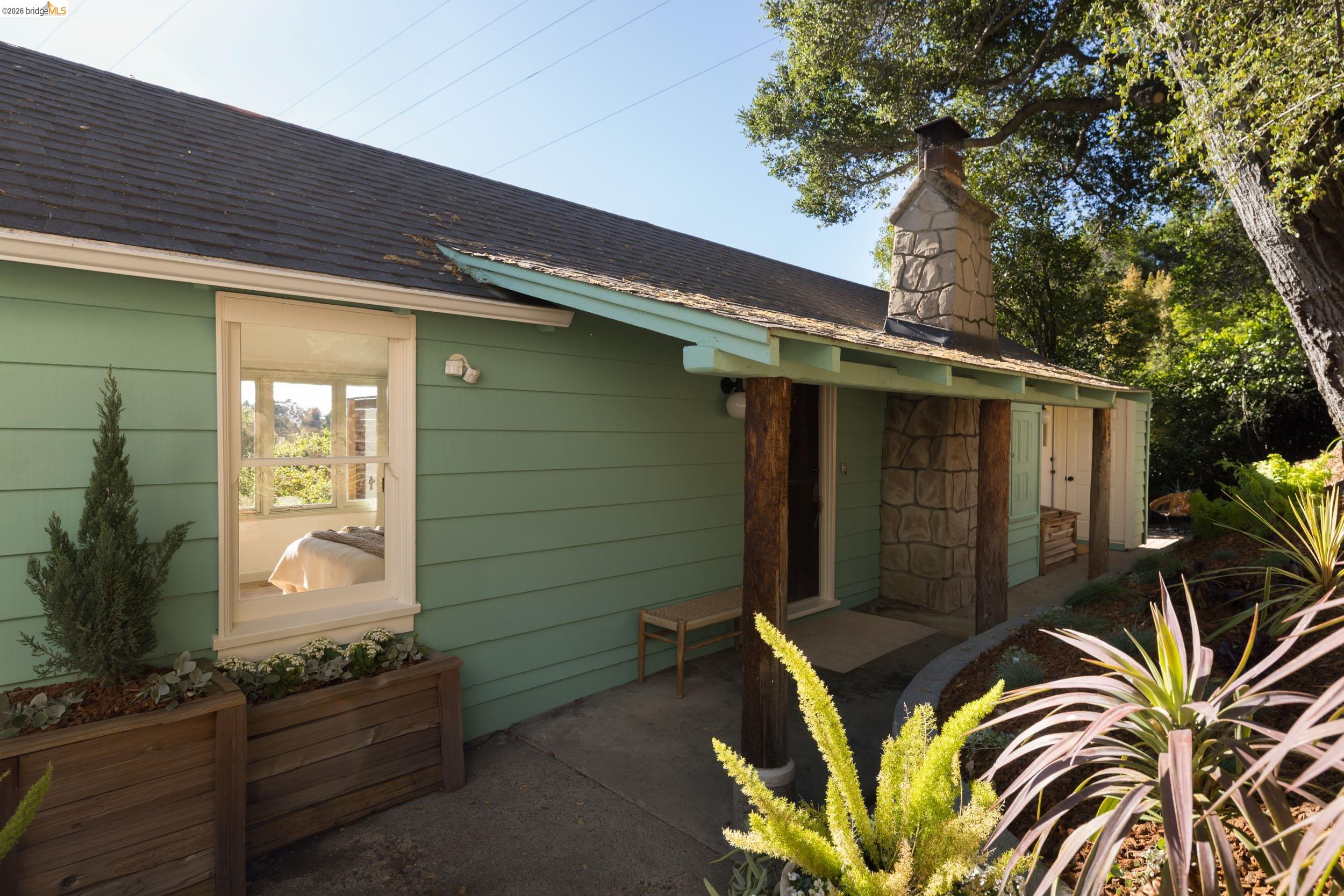 Detail Gallery Image 2 of 37 For 943 Glendome Circle, Oakland,  CA 94602 - 3 Beds | 3 Baths