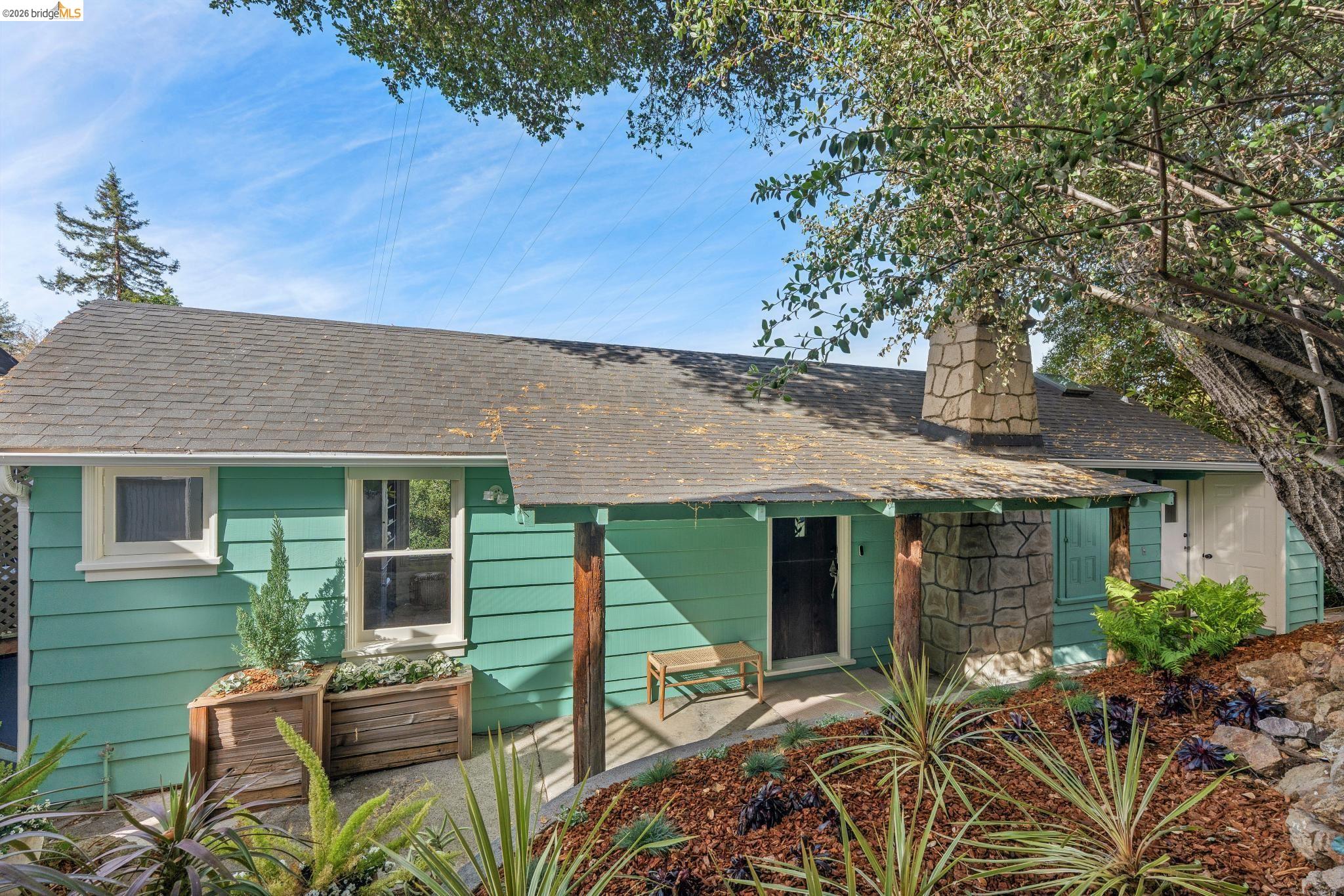 Detail Gallery Image 2 of 40 For 943 Glendome Circle, Oakland,  CA 94602 - 3 Beds | 3 Baths