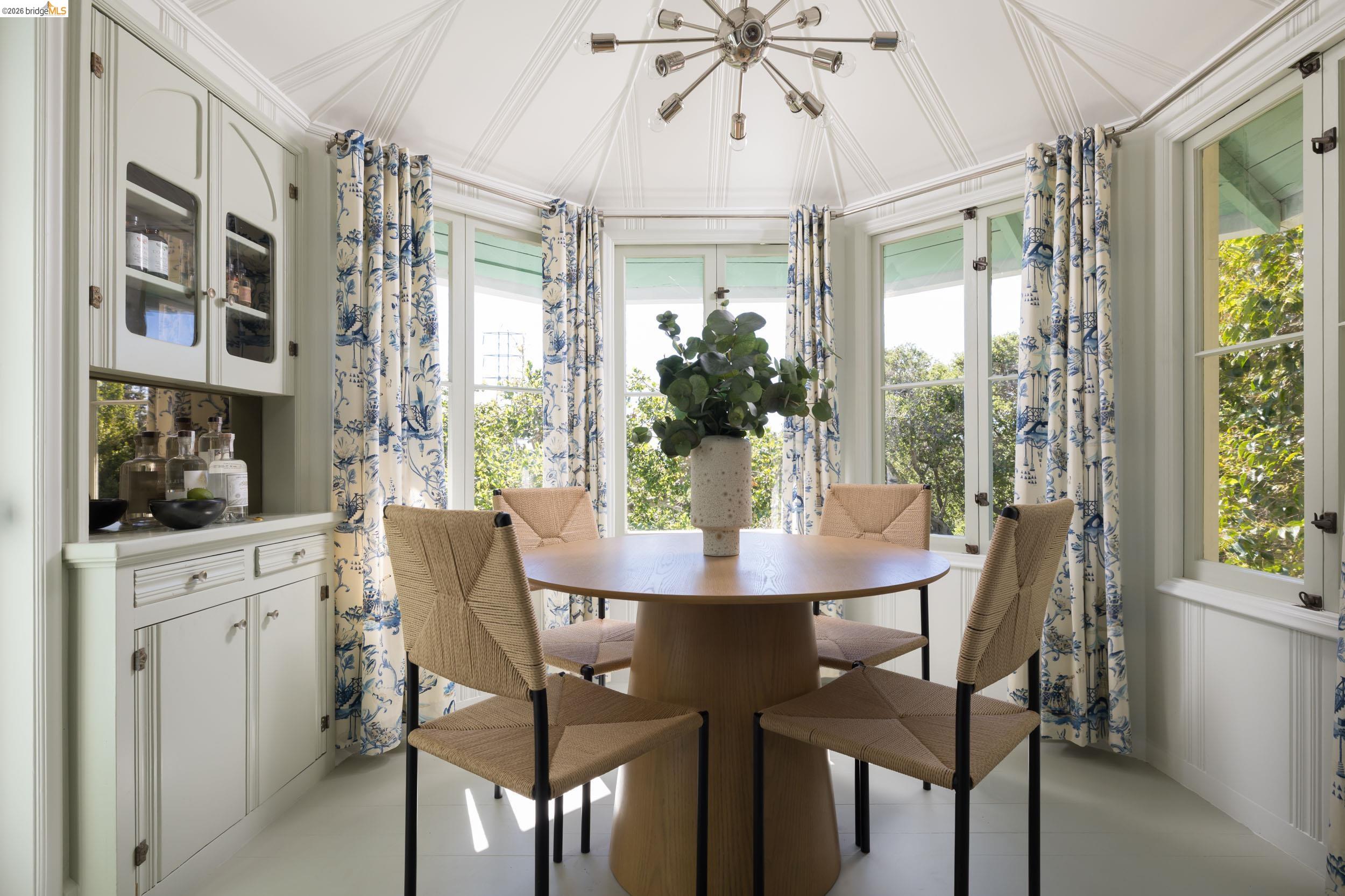 Detail Gallery Image 11 of 37 For 943 Glendome Circle, Oakland,  CA 94602 - 3 Beds | 3 Baths