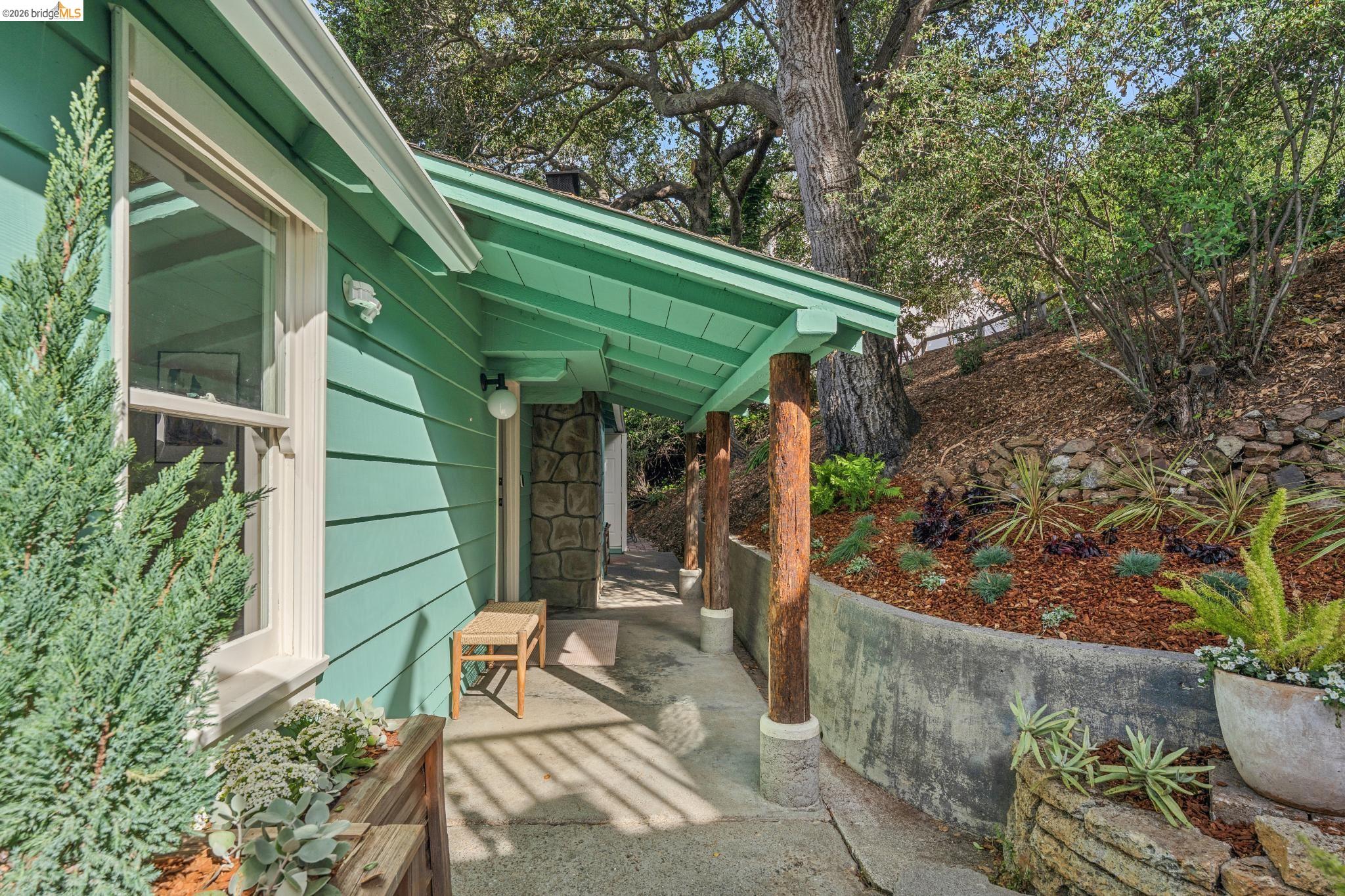 Detail Gallery Image 3 of 40 For 943 Glendome Circle, Oakland,  CA 94602 - 3 Beds | 3 Baths