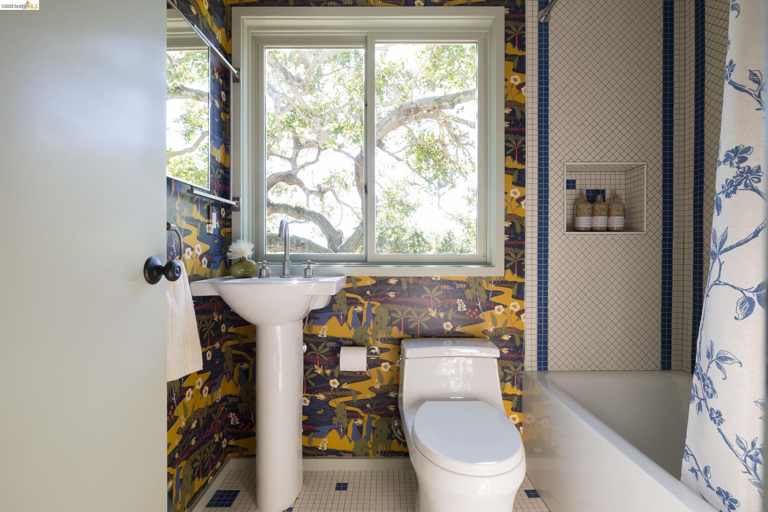 Detail Gallery Image 24 of 37 For 943 Glendome Circle, Oakland,  CA 94602 - 3 Beds | 3 Baths