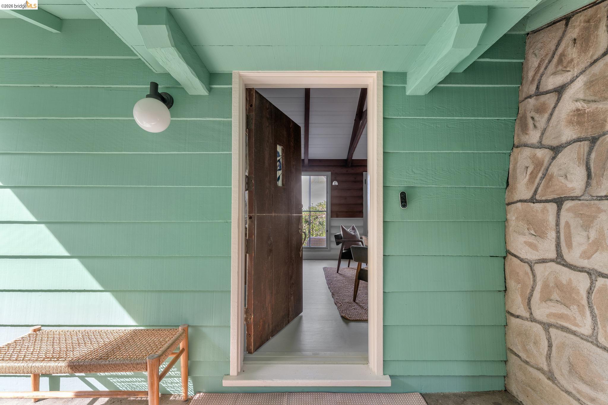 Detail Gallery Image 4 of 40 For 943 Glendome Circle, Oakland,  CA 94602 - 3 Beds | 3 Baths