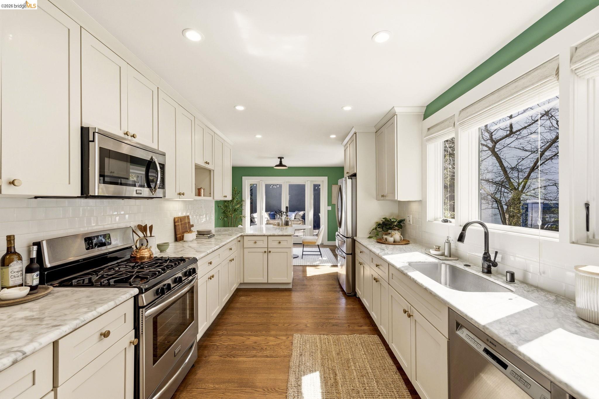 Detail Gallery Image 17 of 47 For 405 Van Buren Ave., Oakland,  CA 94610 - 3 Beds | 2/1 Baths