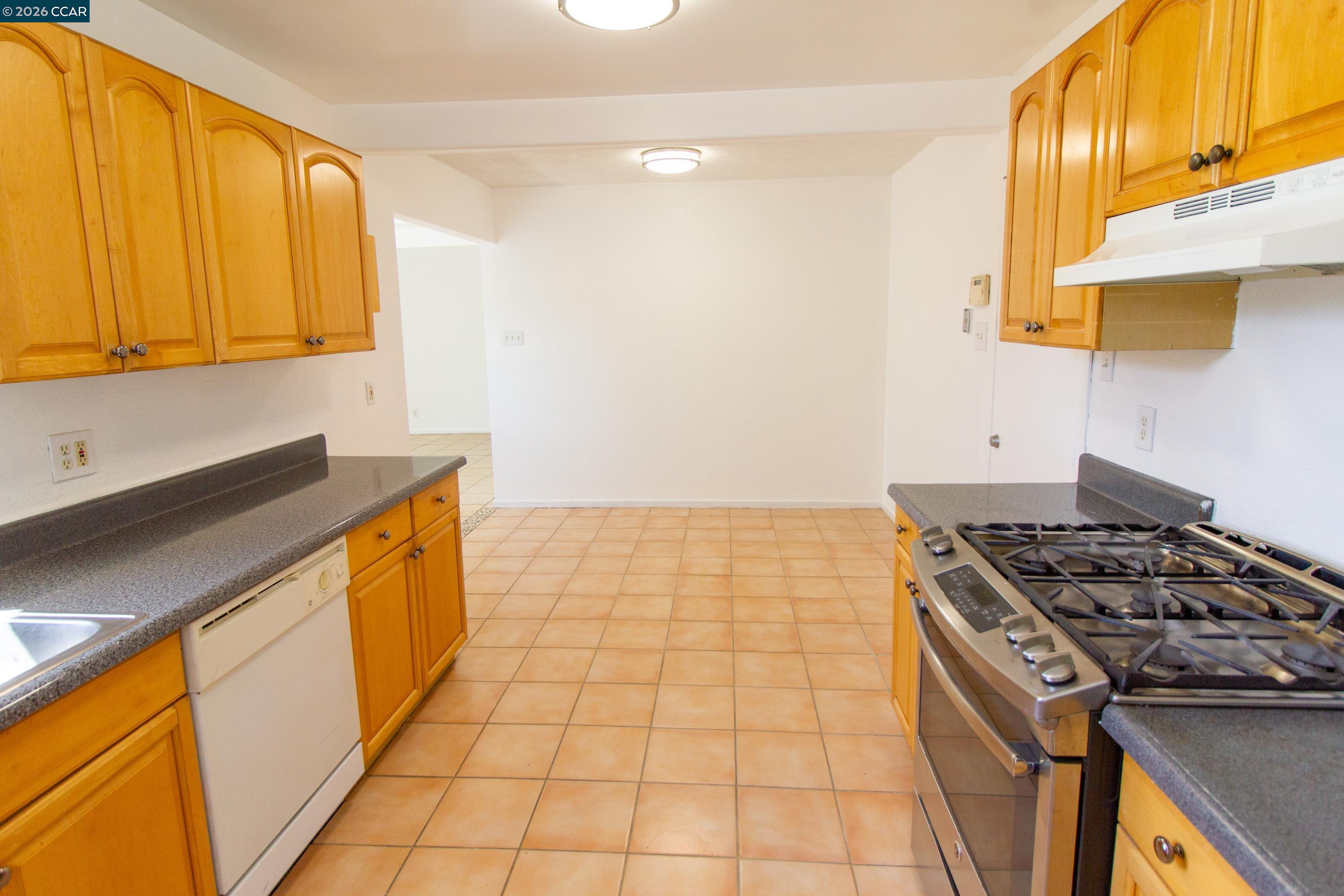 Detail Gallery Image 8 of 28 For 2929 Alta Mira Dr, Richmond,  CA 94806 - 4 Beds | 2 Baths