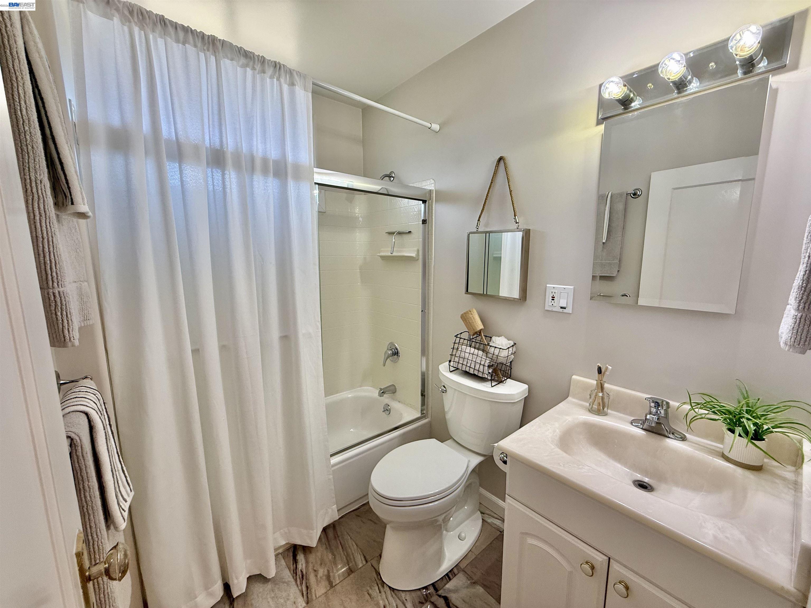 Detail Gallery Image 18 of 60 For 980 Victoria Ave, San Leandro,  CA 94577 - 4 Beds | 3 Baths