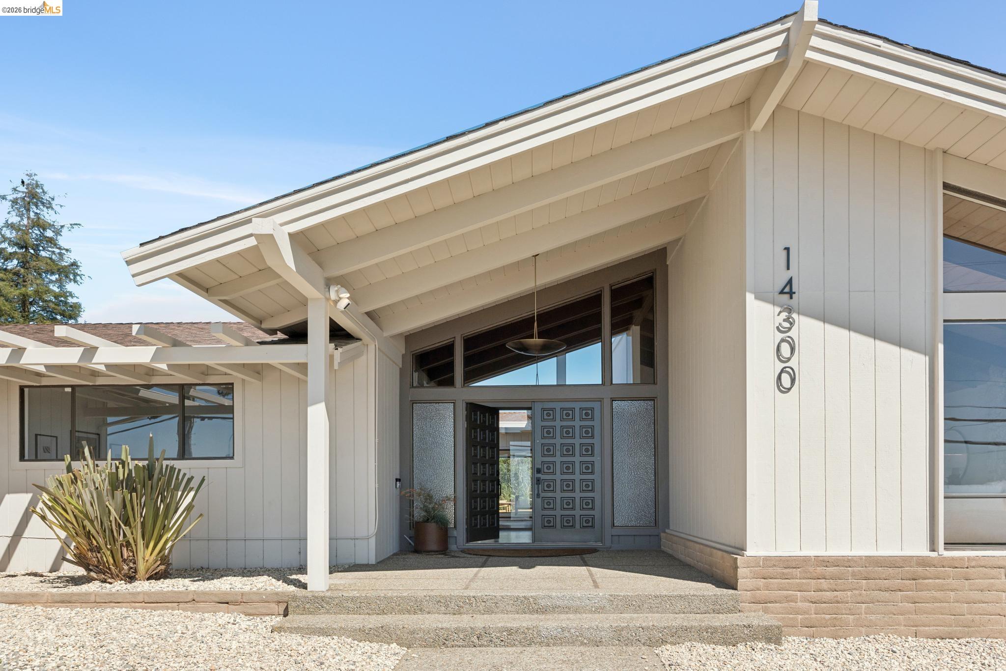 Detail Gallery Image 2 of 60 For 14300 Skyline Blvd, Oakland,  CA 94619 - 3 Beds | 2/1 Baths