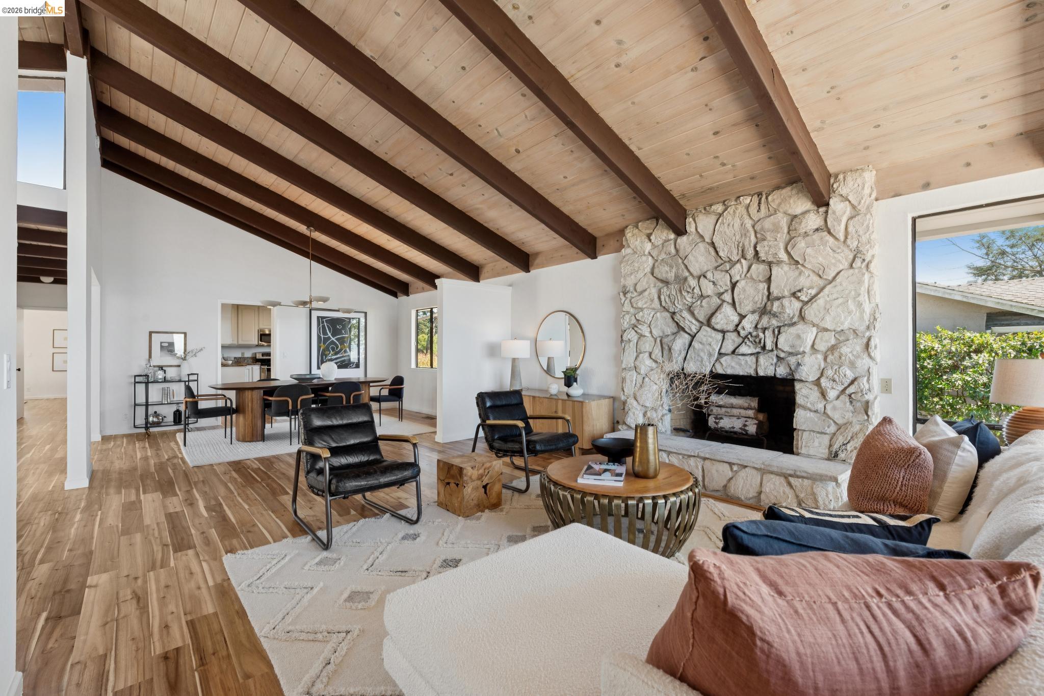 Detail Gallery Image 12 of 60 For 14300 Skyline Blvd, Oakland,  CA 94619 - 3 Beds | 2/1 Baths