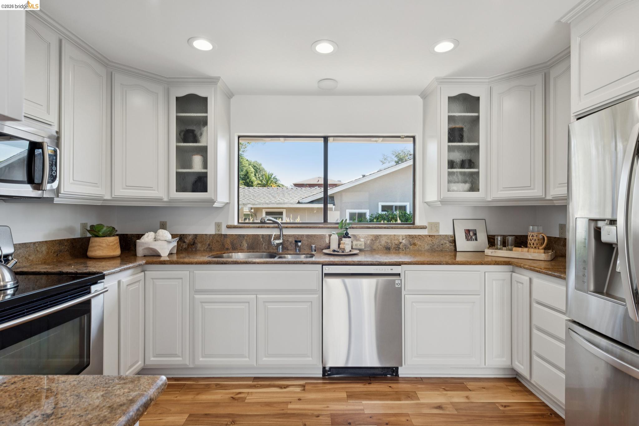 Detail Gallery Image 22 of 60 For 14300 Skyline Blvd, Oakland,  CA 94619 - 3 Beds | 2/1 Baths