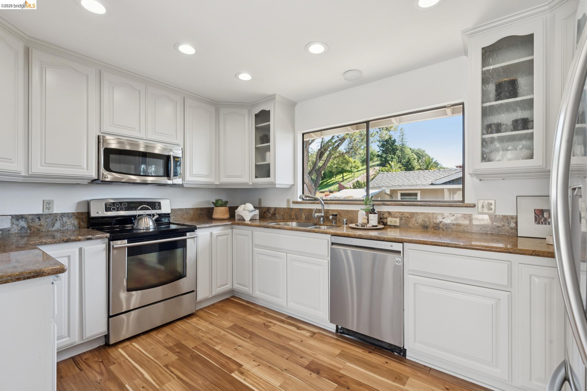 Detail Gallery Image 23 of 60 For 14300 Skyline Blvd, Oakland,  CA 94619 - 3 Beds | 2/1 Baths