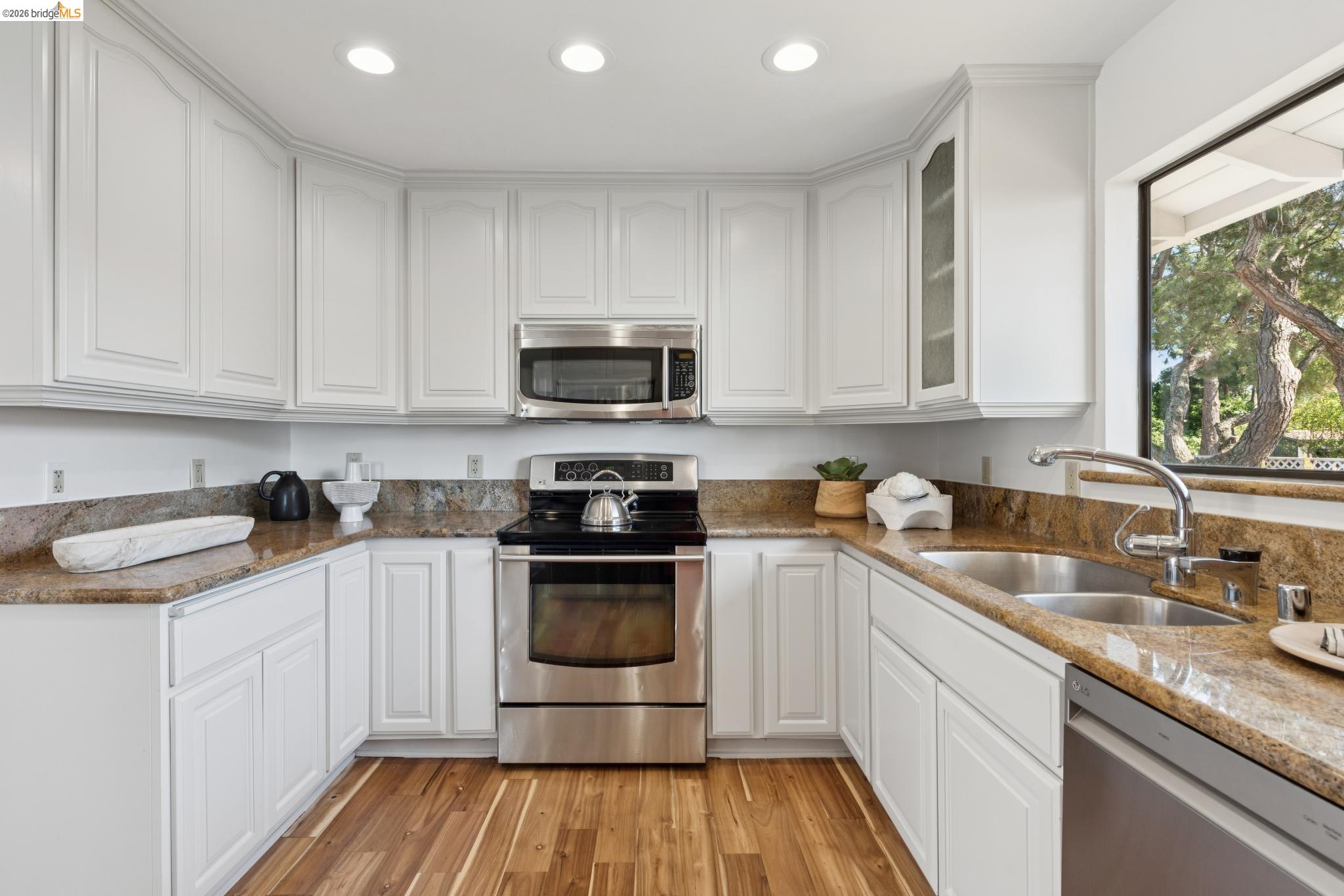 Detail Gallery Image 24 of 60 For 14300 Skyline Blvd, Oakland,  CA 94619 - 3 Beds | 2/1 Baths