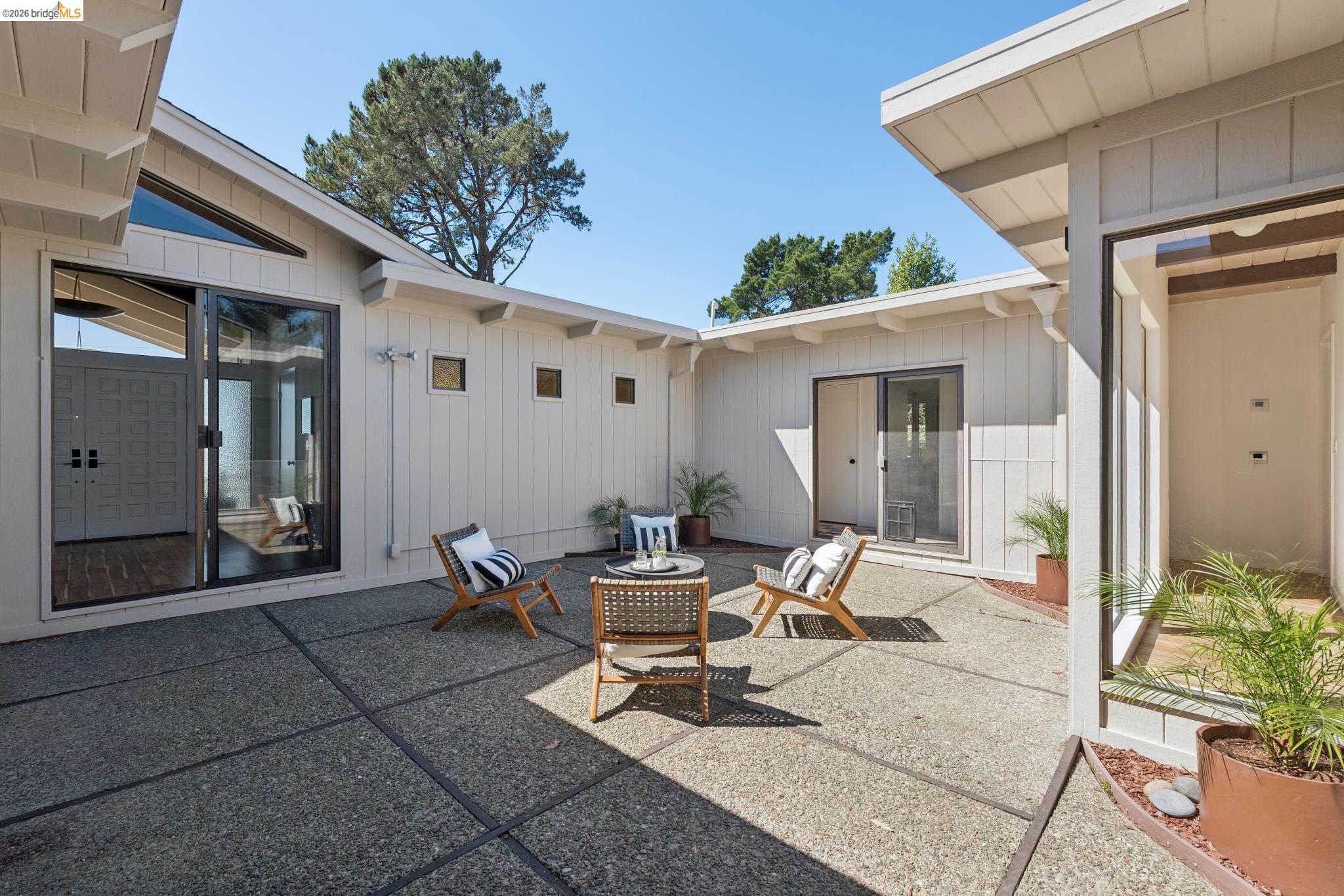 Detail Gallery Image 26 of 60 For 14300 Skyline Blvd, Oakland,  CA 94619 - 3 Beds | 2/1 Baths