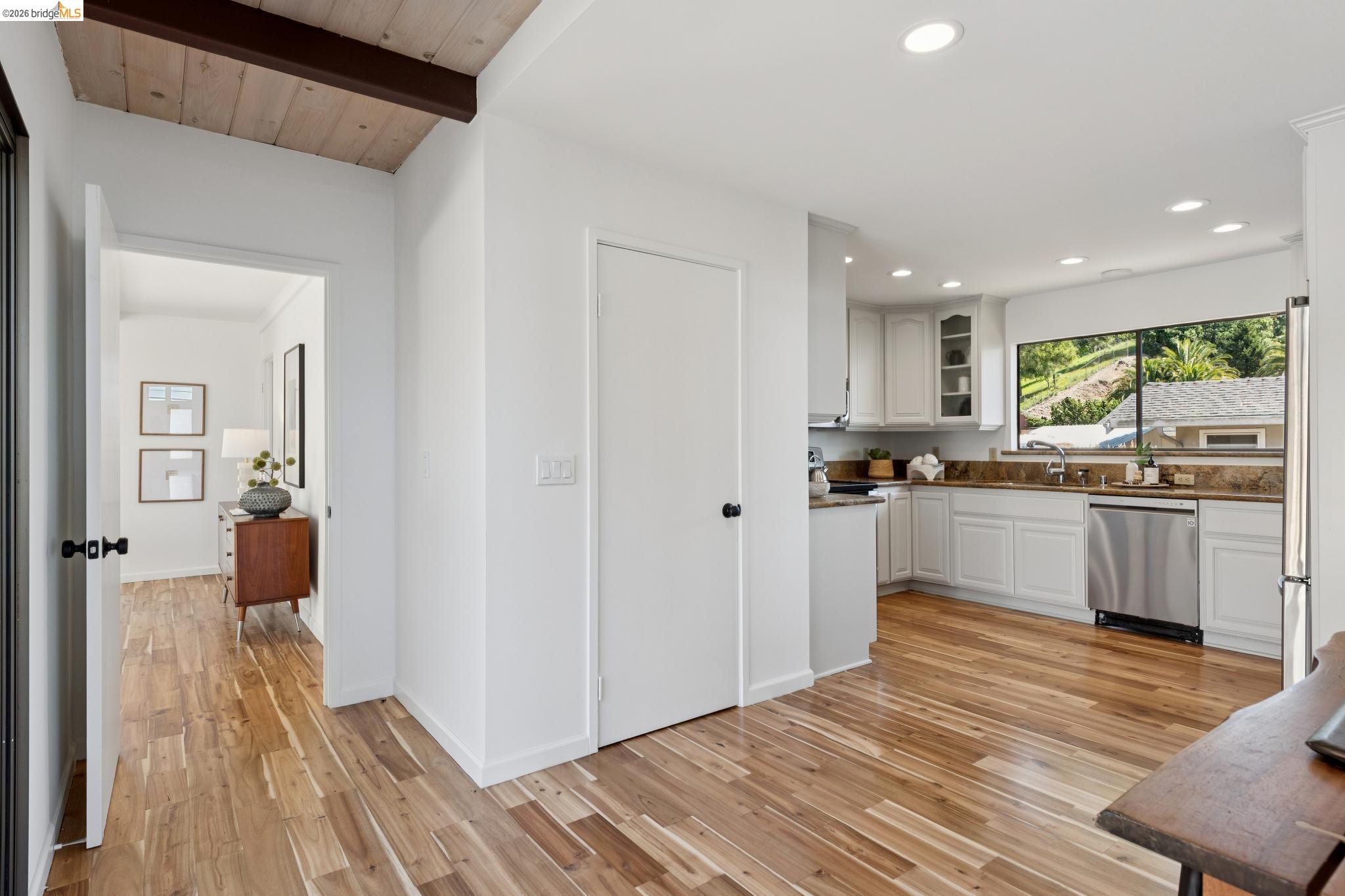 Detail Gallery Image 28 of 60 For 14300 Skyline Blvd, Oakland,  CA 94619 - 3 Beds | 2/1 Baths