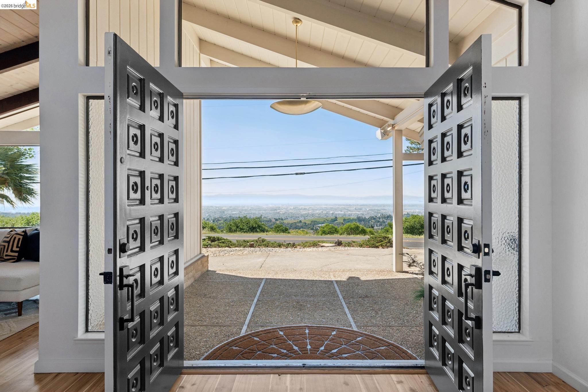 Detail Gallery Image 4 of 60 For 14300 Skyline Blvd, Oakland,  CA 94619 - 3 Beds | 2/1 Baths