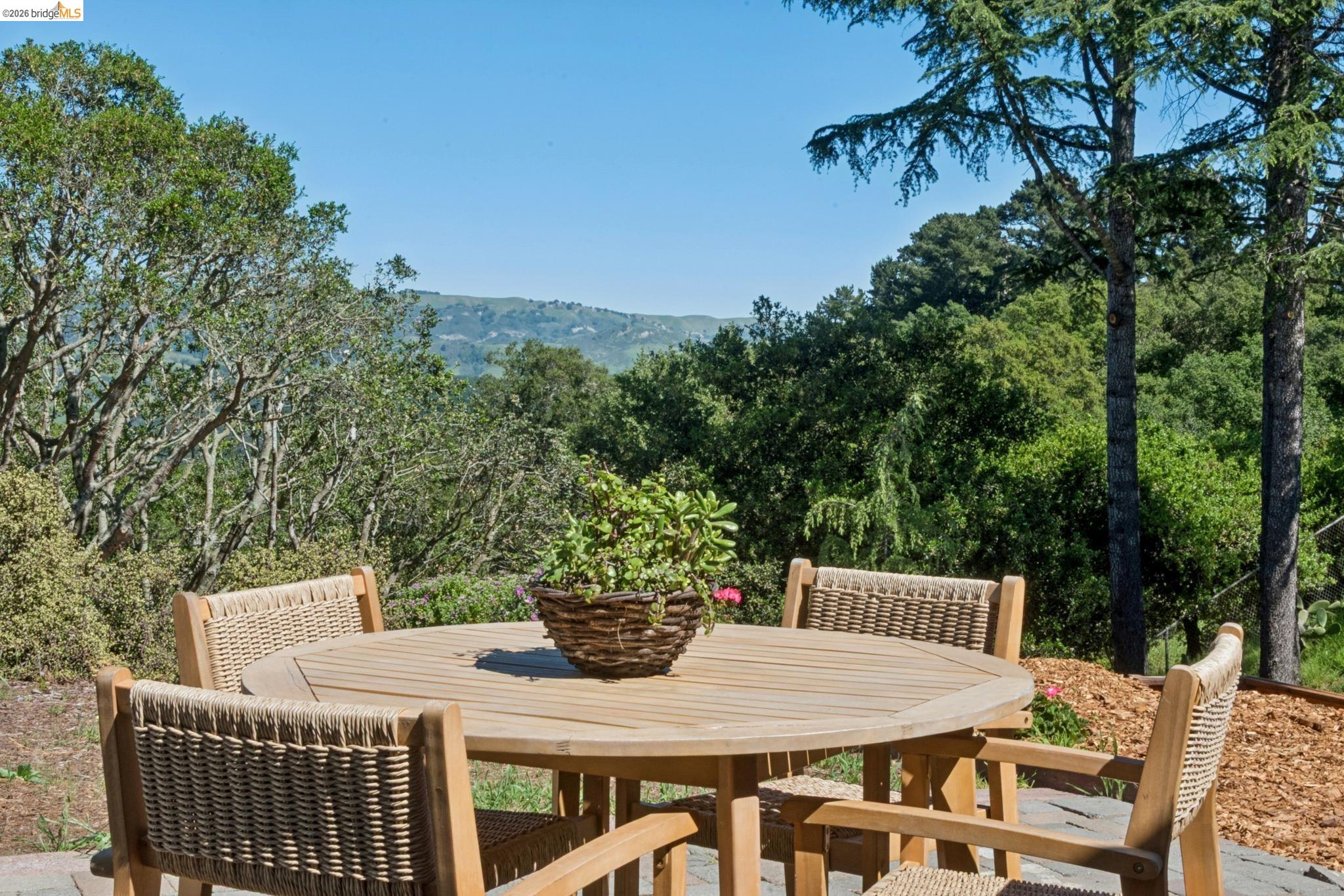 Detail Gallery Image 32 of 60 For 14300 Skyline Blvd, Oakland,  CA 94619 - 3 Beds | 2/1 Baths