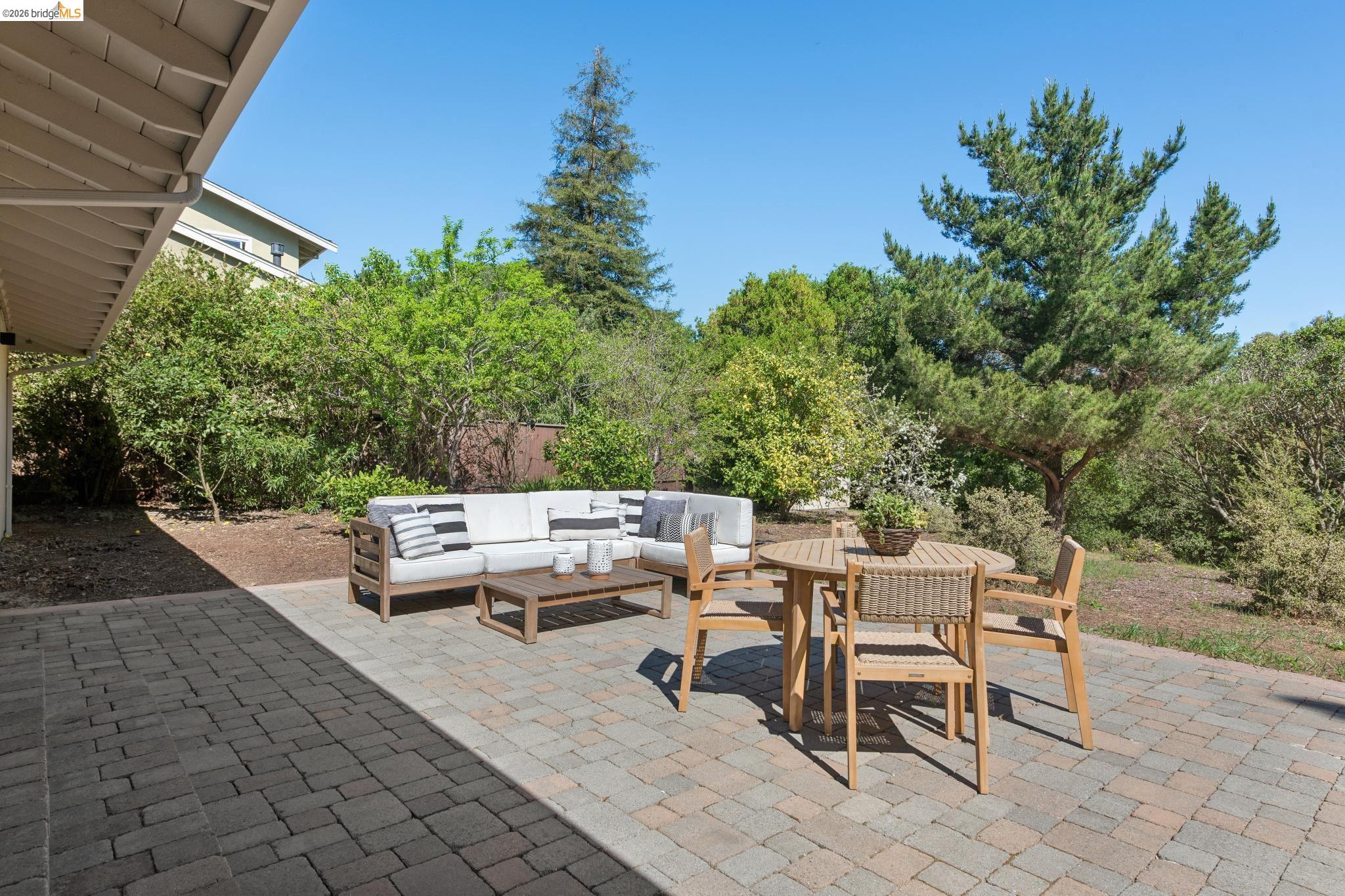 Detail Gallery Image 46 of 60 For 14300 Skyline Blvd, Oakland,  CA 94619 - 3 Beds | 2/1 Baths